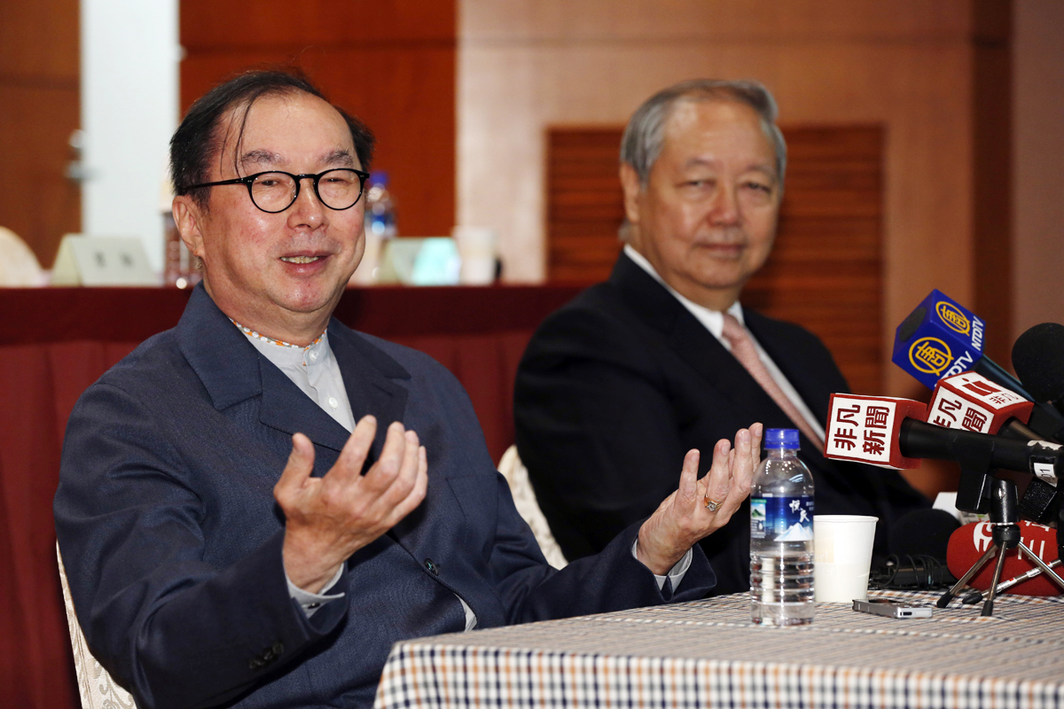 廣達董事長林百里（左）向來有話直說。右為廣達電腦副董事長兼總經理梁次震。