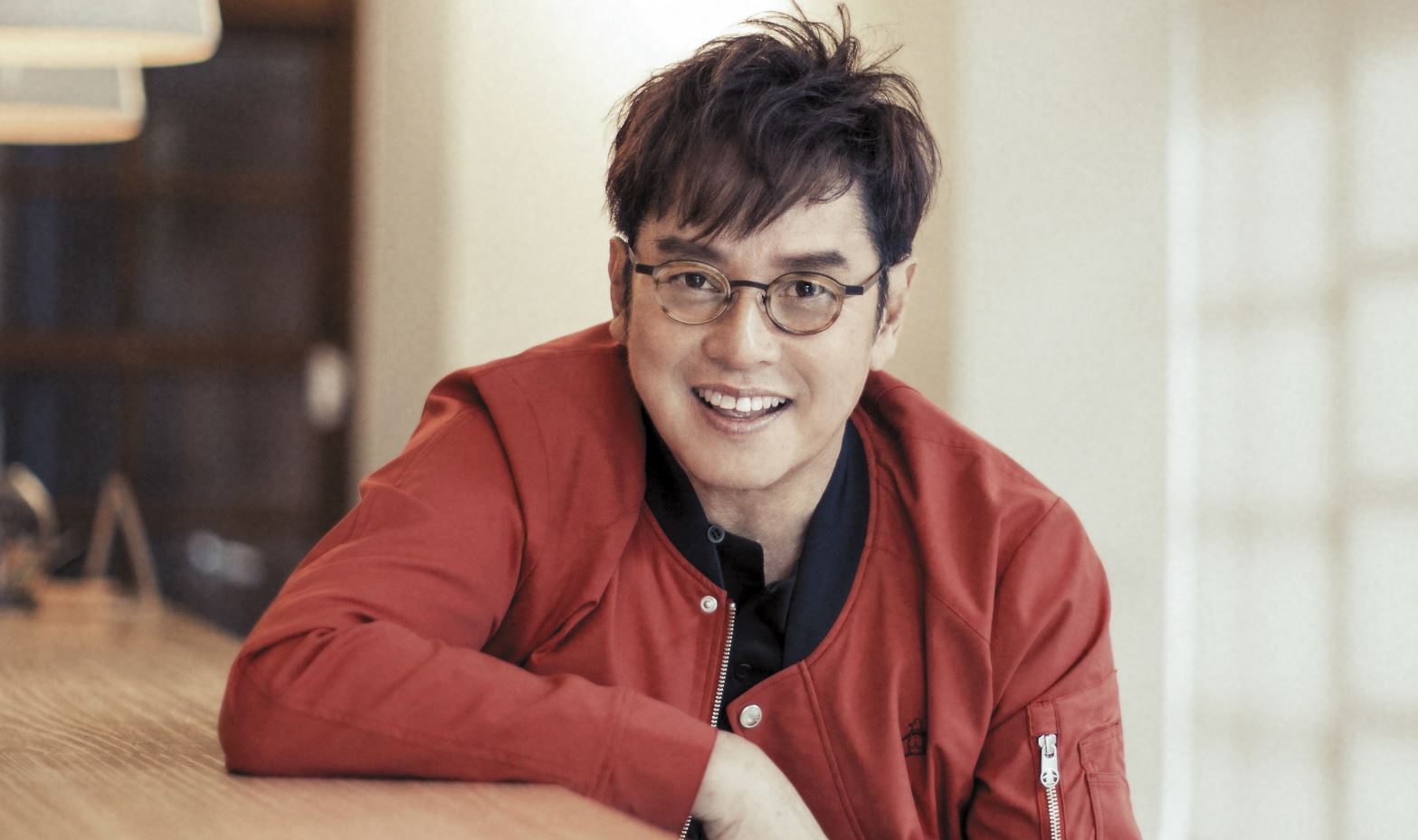 回想在自己當紅的年代，每個成名歌手都有特色，「一開口，人家就曉得是誰。」而譚詠麟的笑容，當然也是他的特色。