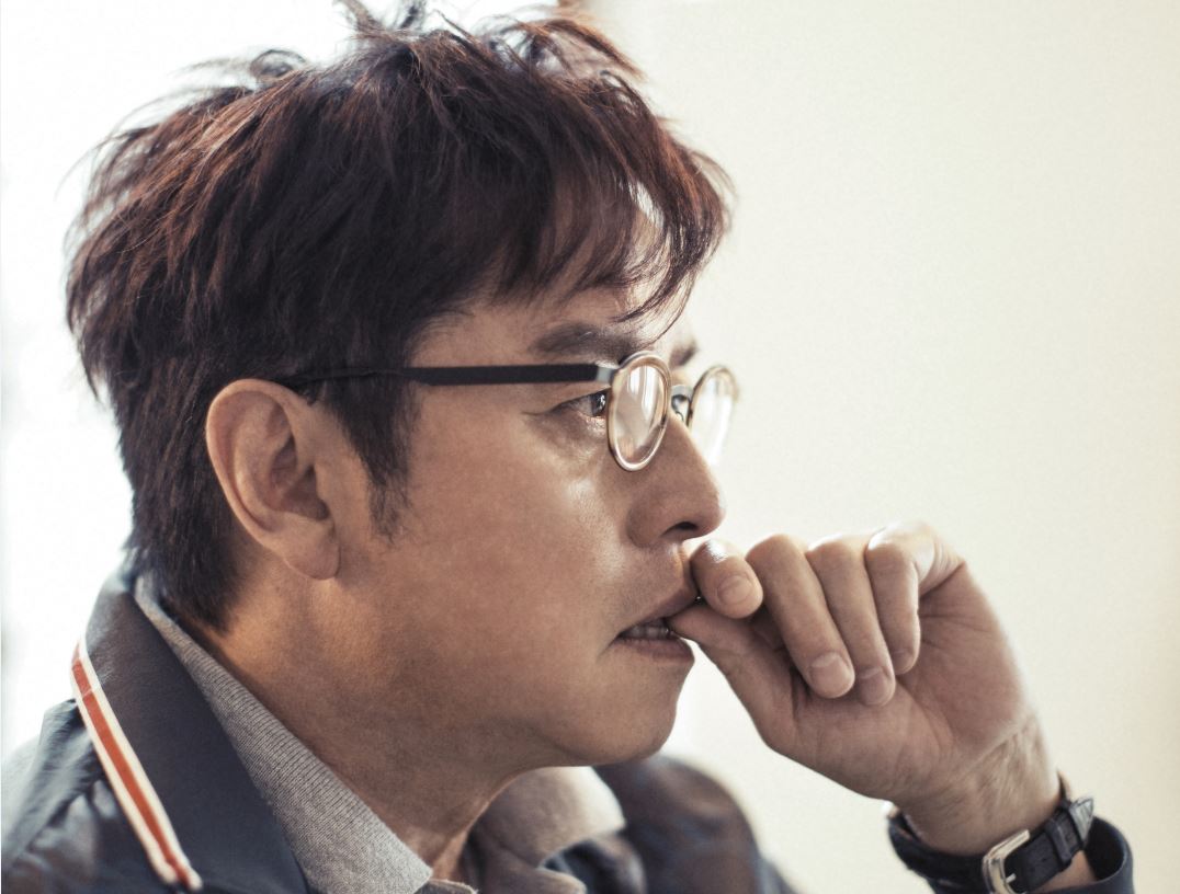 譚詠麟是校長，更似運動員，以為他在天上，其實走在人間，總在地上衝衝又撞撞，宣告著自己長存，他，可沒甘願當個巨星標本被供奉於神壇之上。