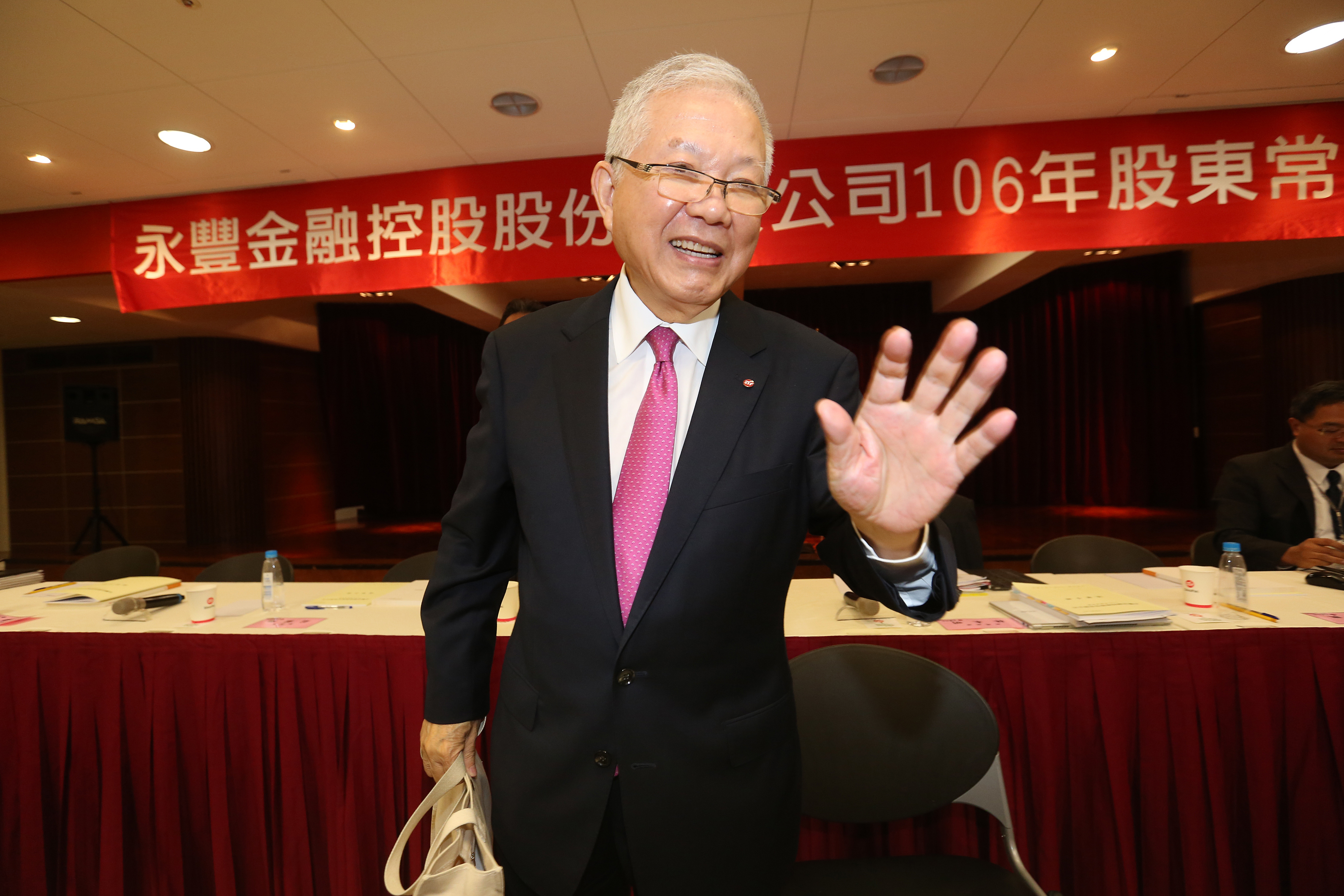 疑涉證交法背信罪，永豐金控董事長何壽川（圖）遭到約談。