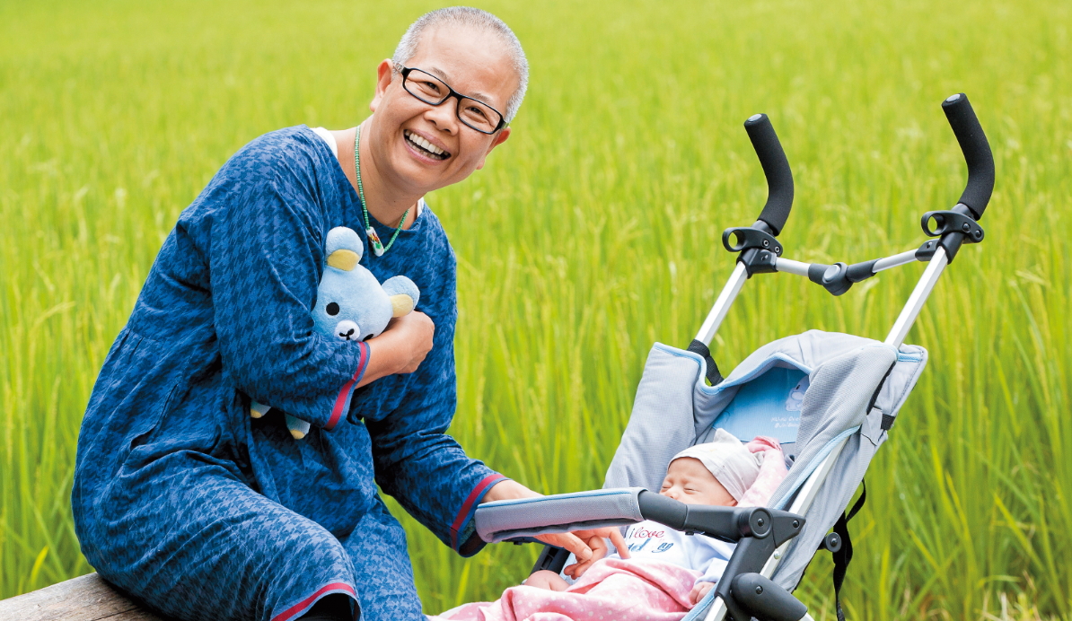 辛苦奔波大半輩子，莊月嬌如今在池上過著愜意的退休生活，第2個外孫女剛出世1個多月，她樂得當褓姆，疼惜得要命。