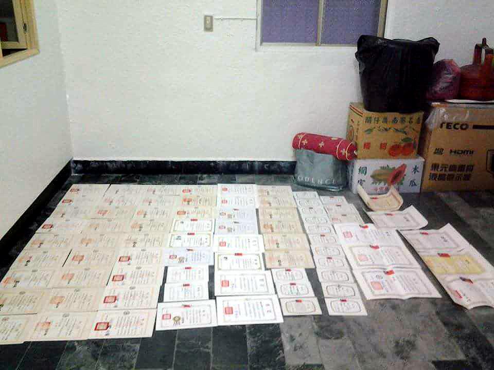 蔡志雄曾經把從小到大的獎狀一張一張舖在地板上,結果,75張獎狀舖滿了一整個房間,可見他多會考試。