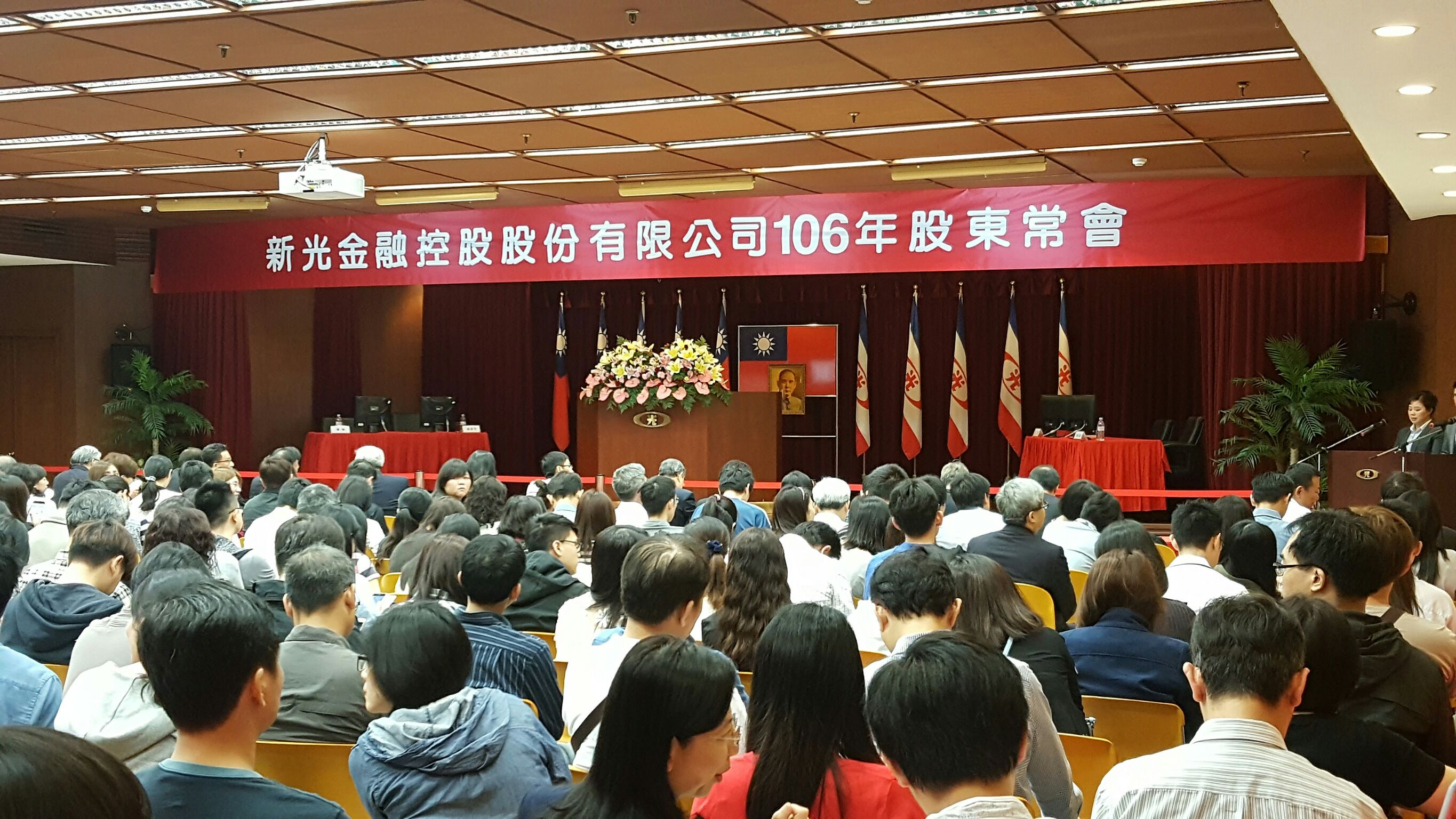 新光金今天改選董監董，過程相當平和。