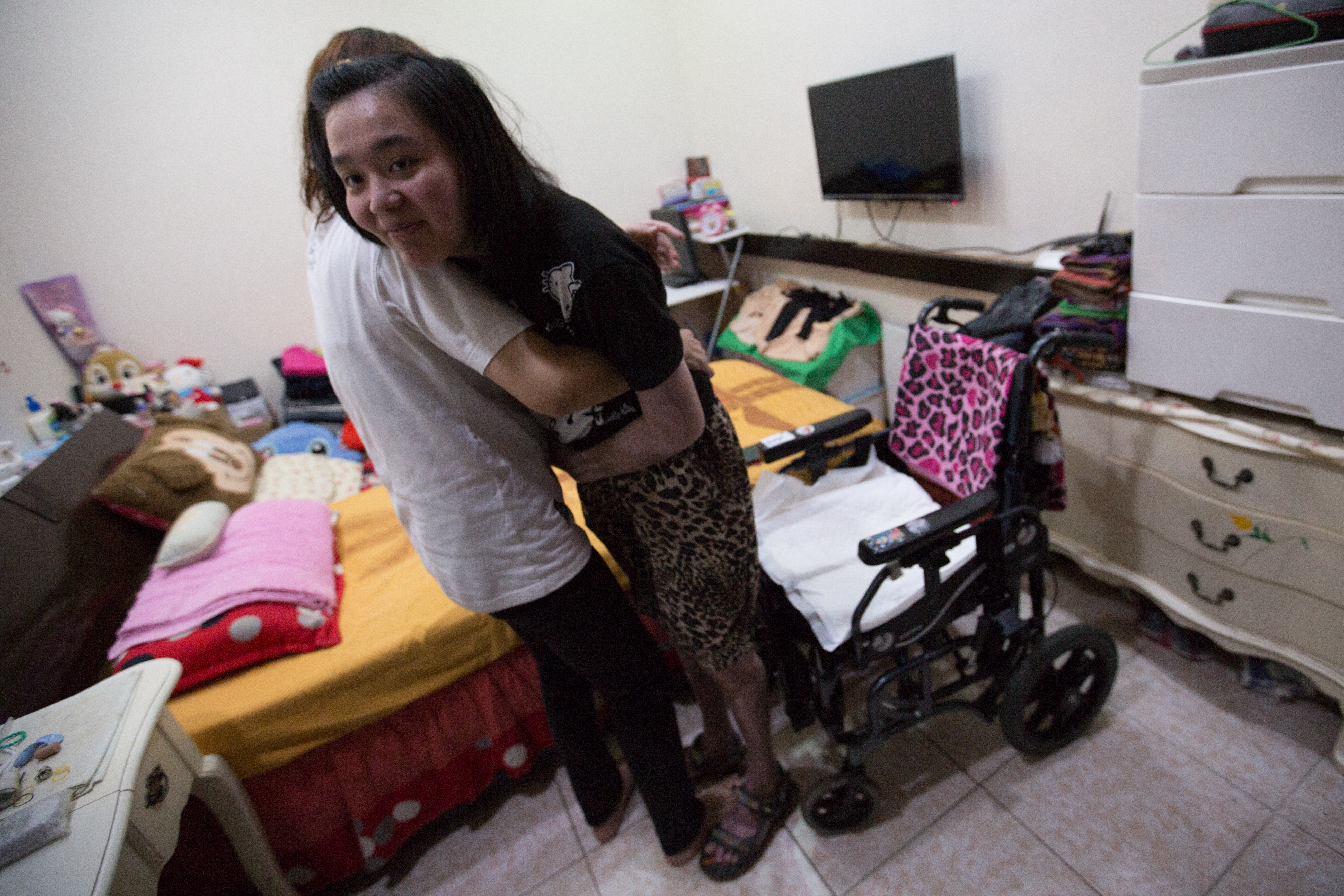 林佩璇因腦傷傷及頂葉,造成行動不便,媽媽載她去復健、針灸,上下車都不容易,遇到下雨就更麻煩了。