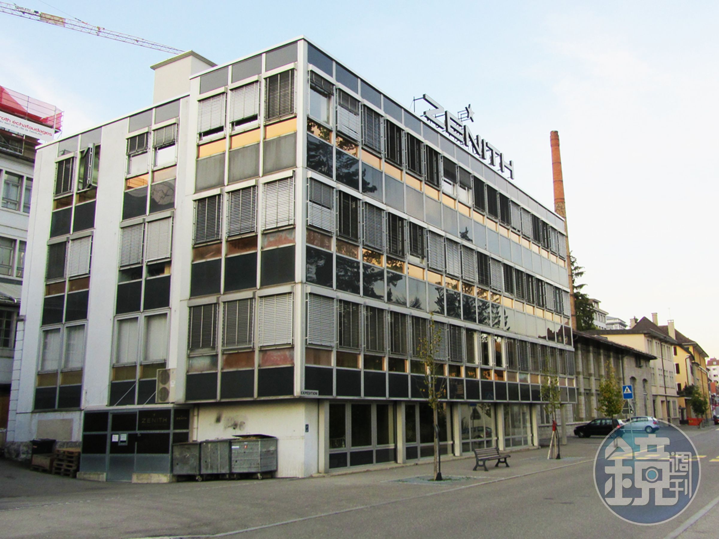 採用Aeronite材質的10只先發特殊限量款定價約3萬瑞士法郎，且不在錶店交貨，而是必須親自飛到瑞士的ZENITH原廠，由Biver本人親自交到買家手中。