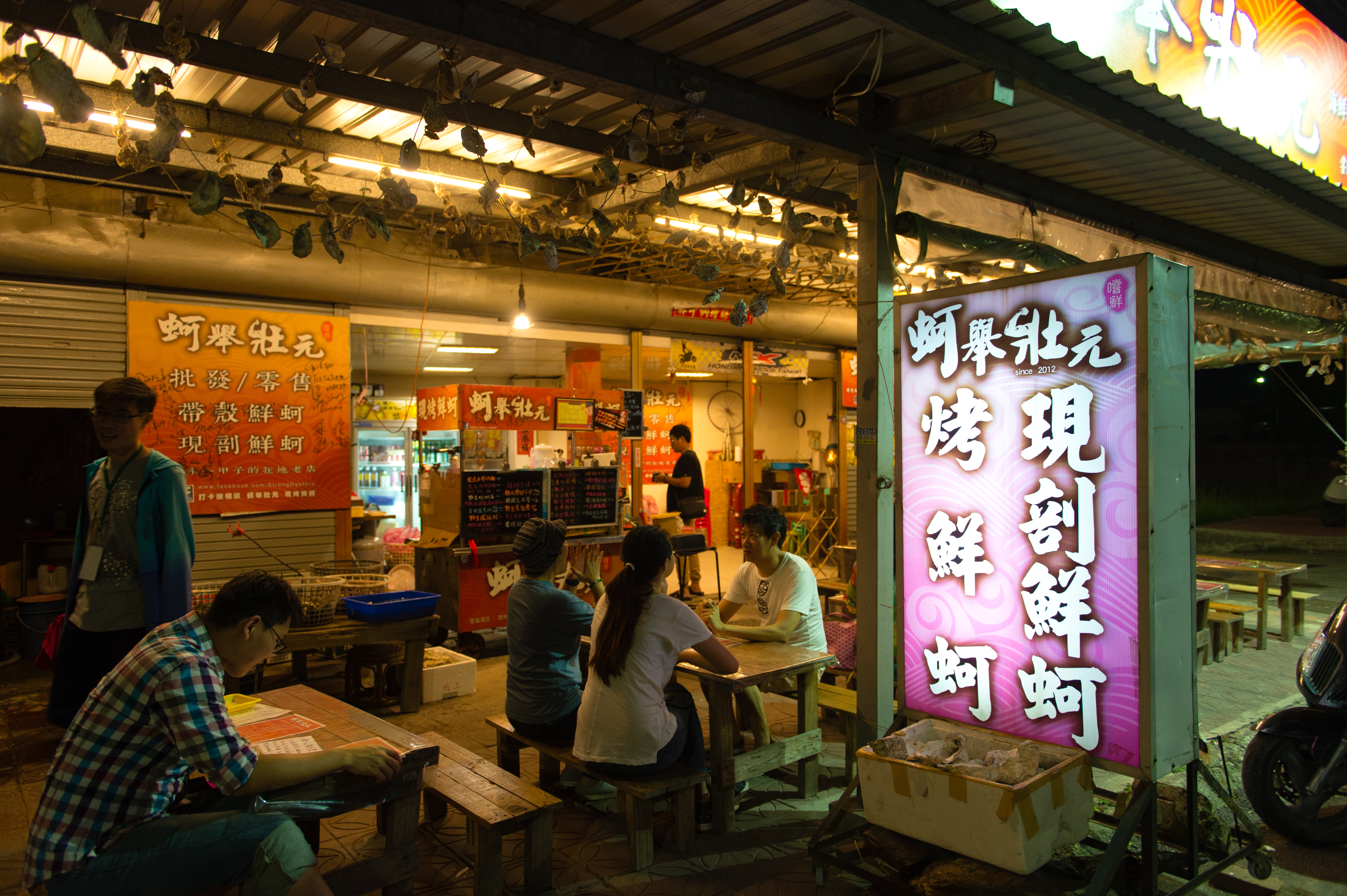 簡單的路邊小店,可以嚐到在地的鮮蚵滋味。