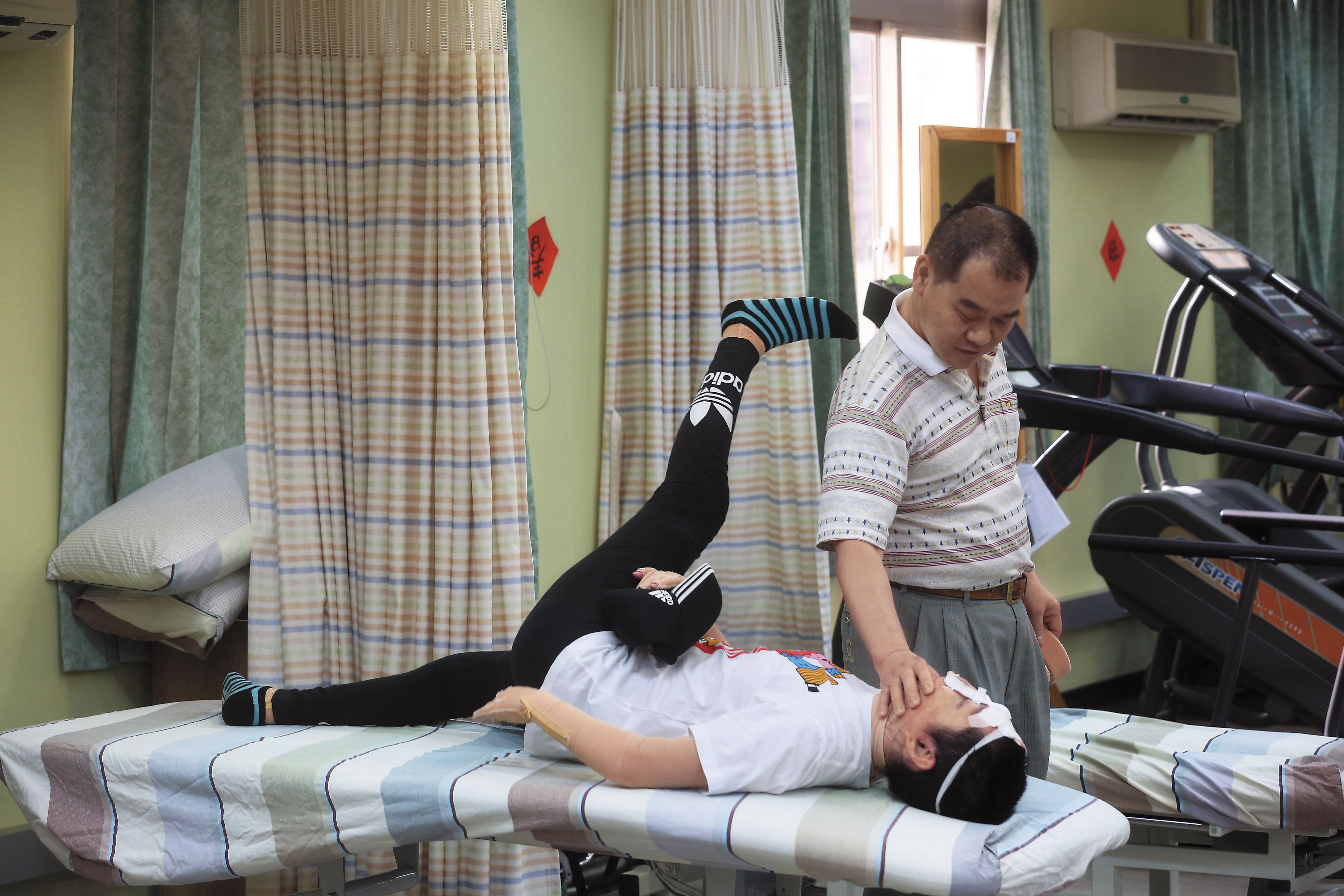 陳依欣的爸爸每天陪她到新北重建中心做復健，自嘲把這一段時間當做是「休假」。