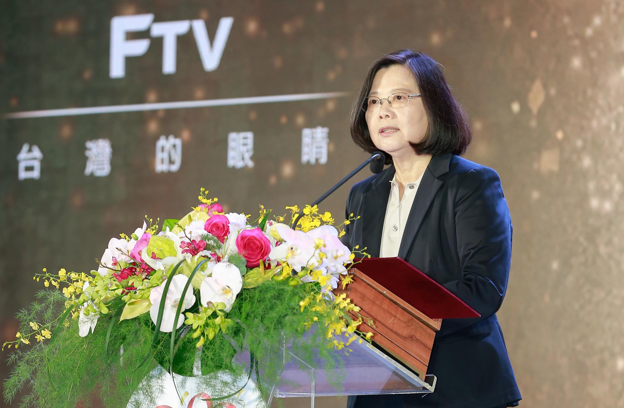 蔡英文講到激動處還鼓舞了在場觀眾，彷彿正在打選戰一般。