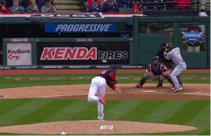 建大今年正式成為2017年美國大聯盟賽季「克里夫蘭印地安人隊」贊助商，於本壘板後方的廣告露出。（圖翻攝自網路）