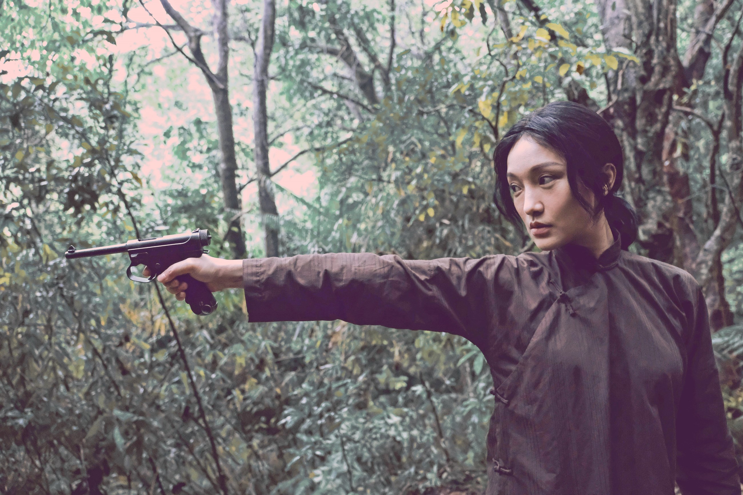 周迅在片中飾演營救抗日分子的小學老師，必要時也得拿起槍。