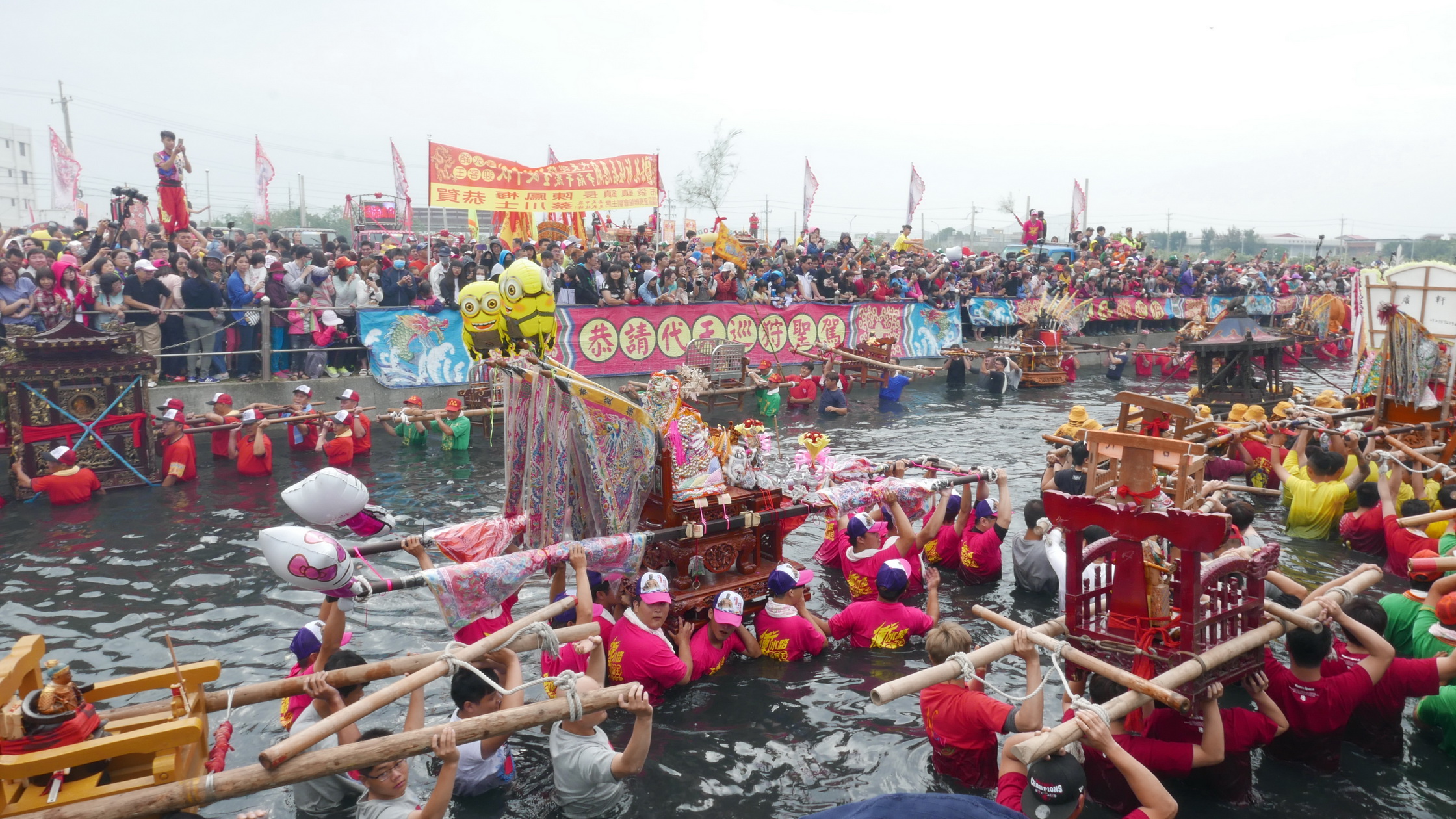 眾神轎魚貫進入水中，迎接即將到來的客王。
