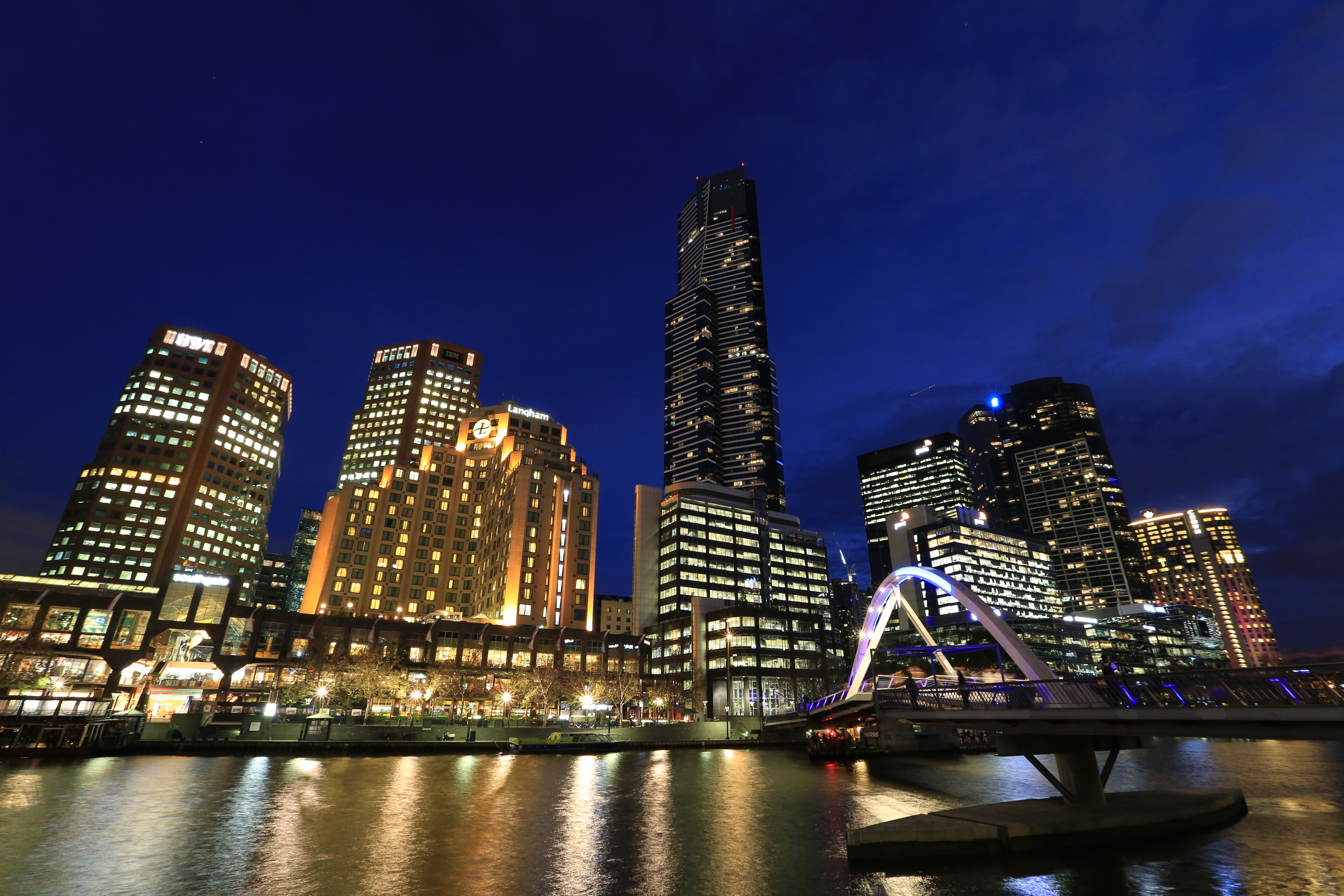 亞拉河南岸的夜景璀璨，「朗廷酒店」就位在河畔，交通相當便利。