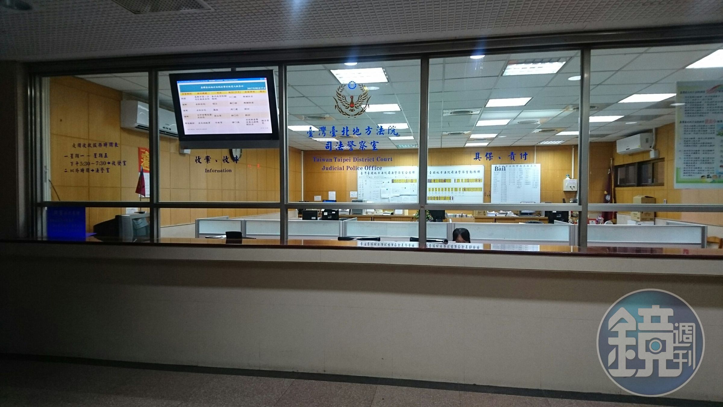 台北地方法院為了審永豐金董事長何壽川聲押案件，17日深夜法警室還燈火通明，法警值班守夜。