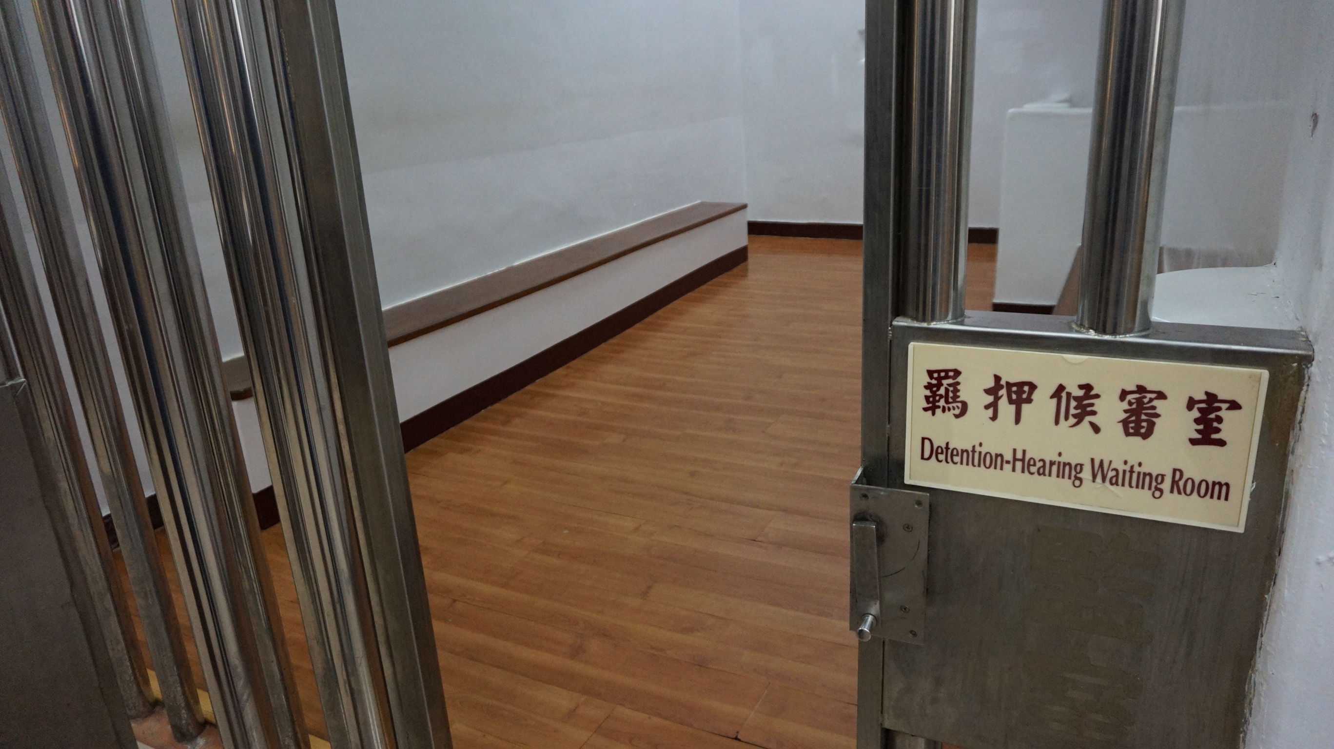 法院拘留室在地下室，空間不大，何壽川就要在此連過兩夜。