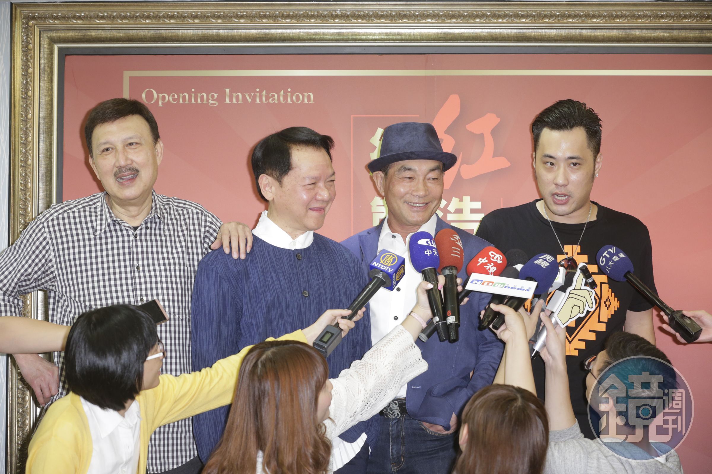 許安進（右二）開設網紅培訓公司，余天（左一）、葉啟田（左二）、余祥銓等人特別來道賀支持。