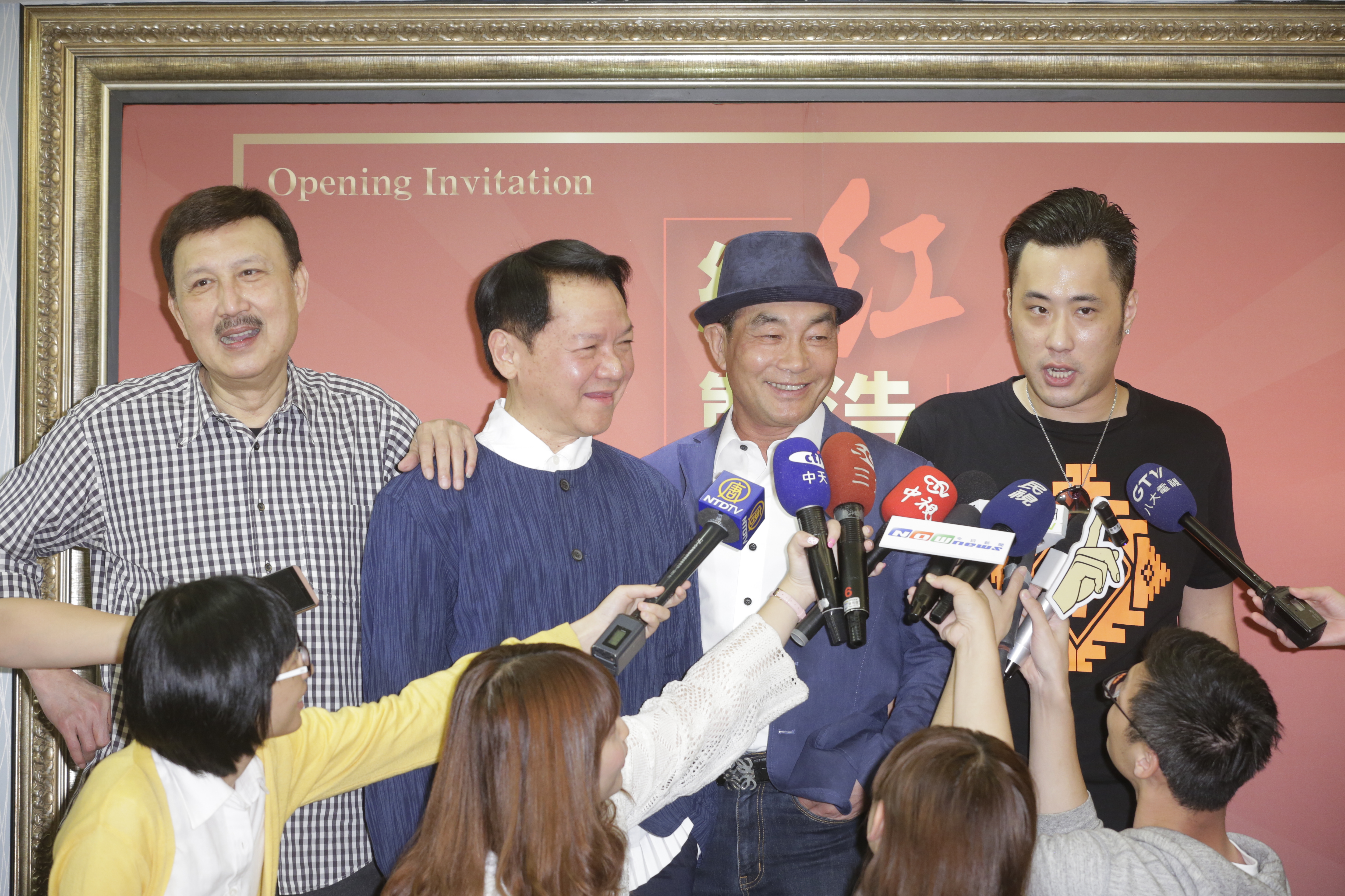 許安進（右二）開設網紅培訓公司，余天（左一）、葉啟田（左二）、余祥銓等人特別來道賀支持。