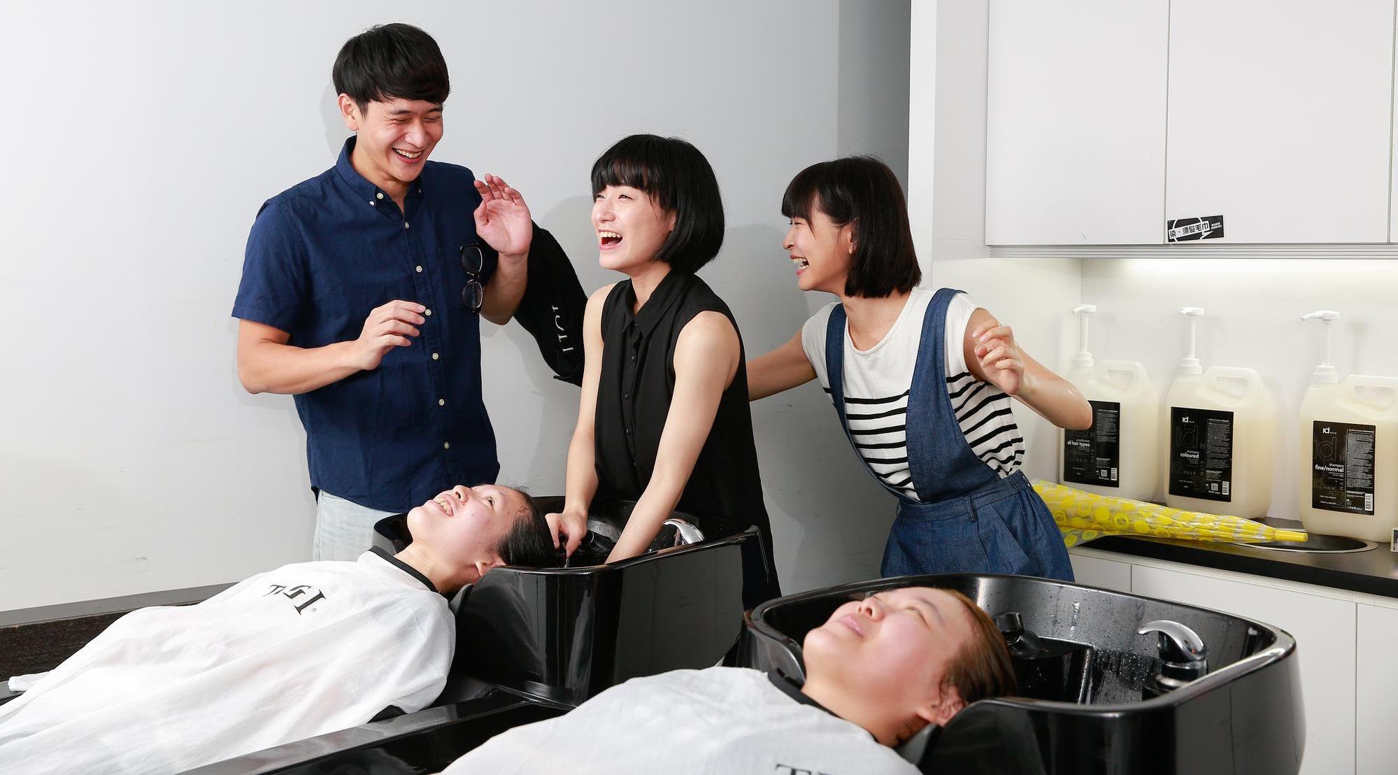 戲組找來劉冠廷、葉辰莛、江宜蓉、嚴正嵐為粉絲洗頭。