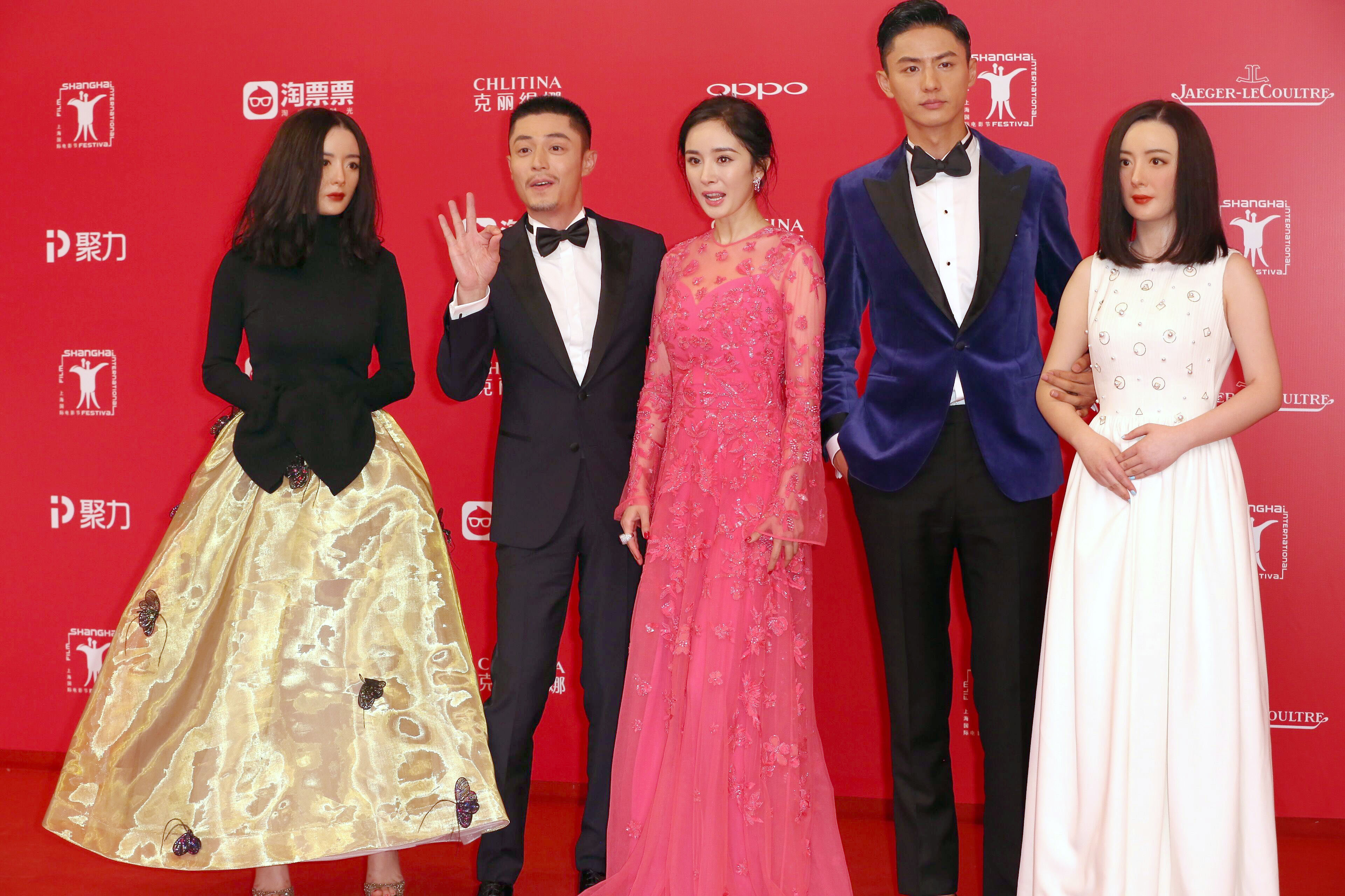 霍健華（左二）、楊冪，一起替電影《逆時營救》亮相，但不知道為何又跑出兩個楊冪的假人。