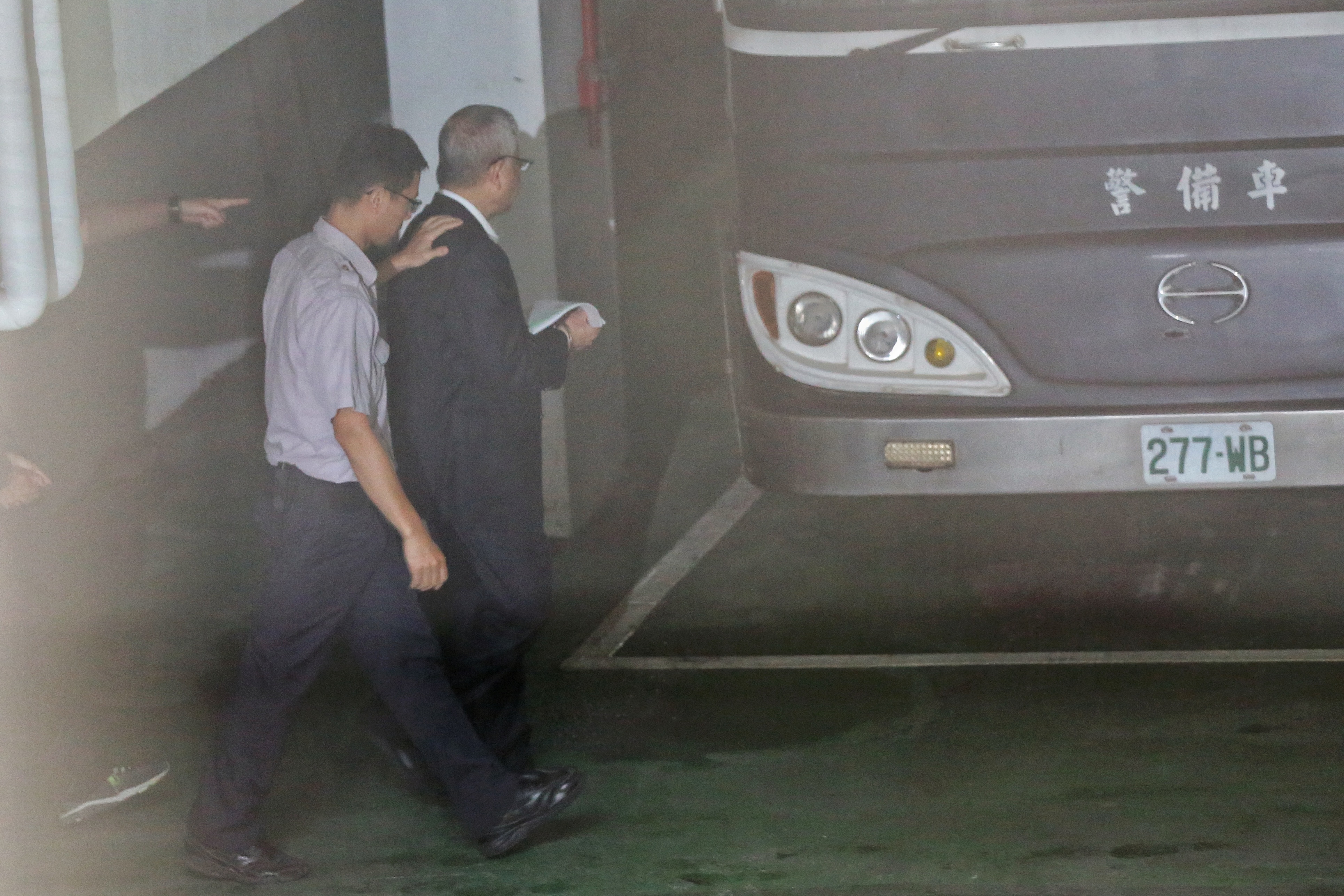 永豐金董事長何壽川剛上囚車解送台北看守所羈押。