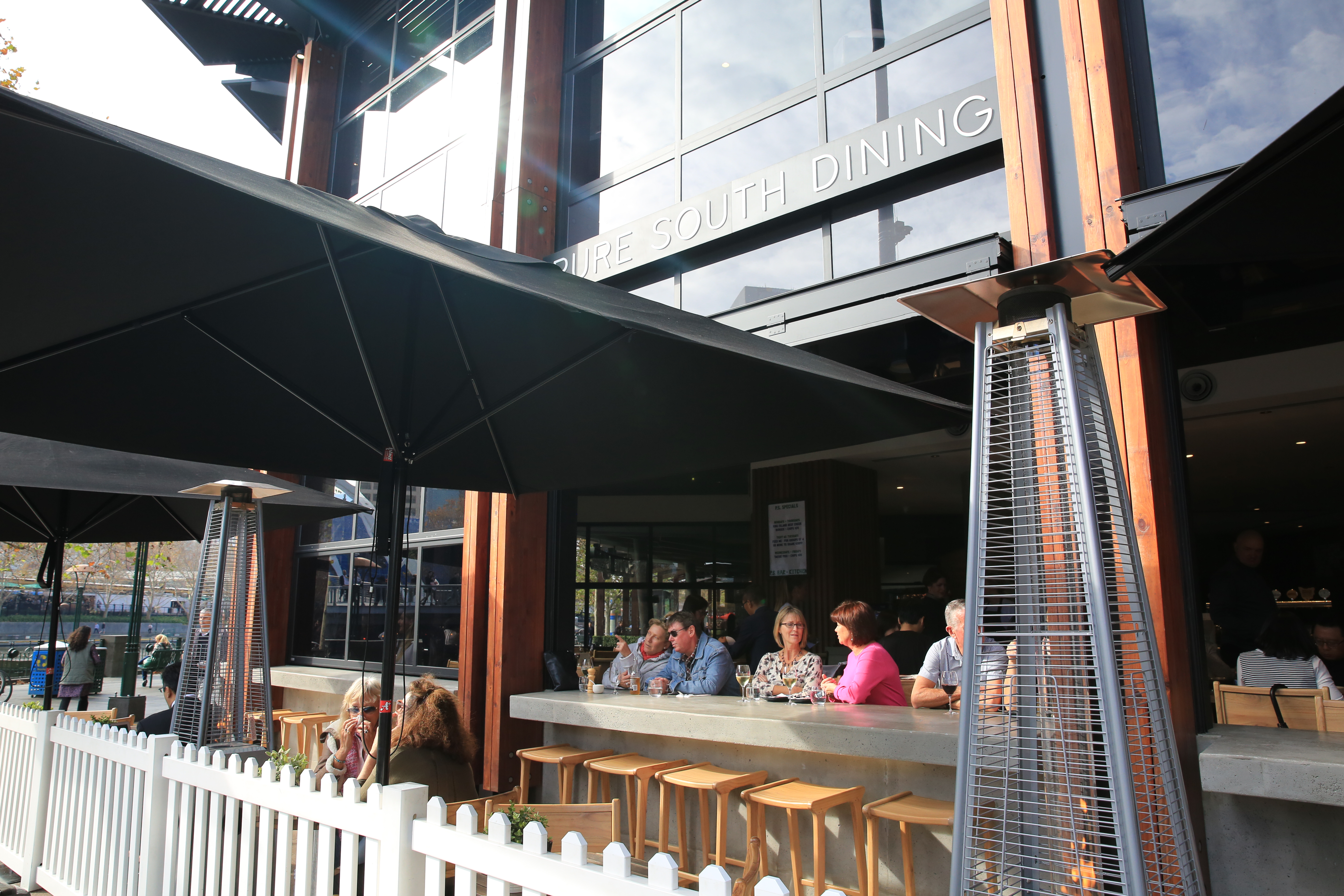 「Pure South Dining」面對亞拉河的座位最受歡迎，整天都有人在這裡喝啤酒、吃生蠔，非常享受。