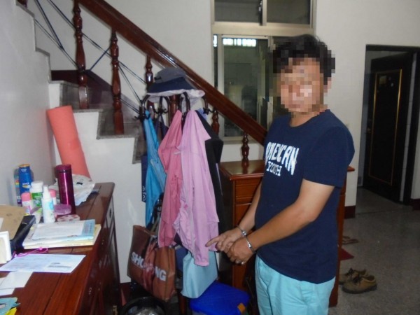 賊女婿偷竊丈母娘皮包裡的現鈔人贓俱獲。