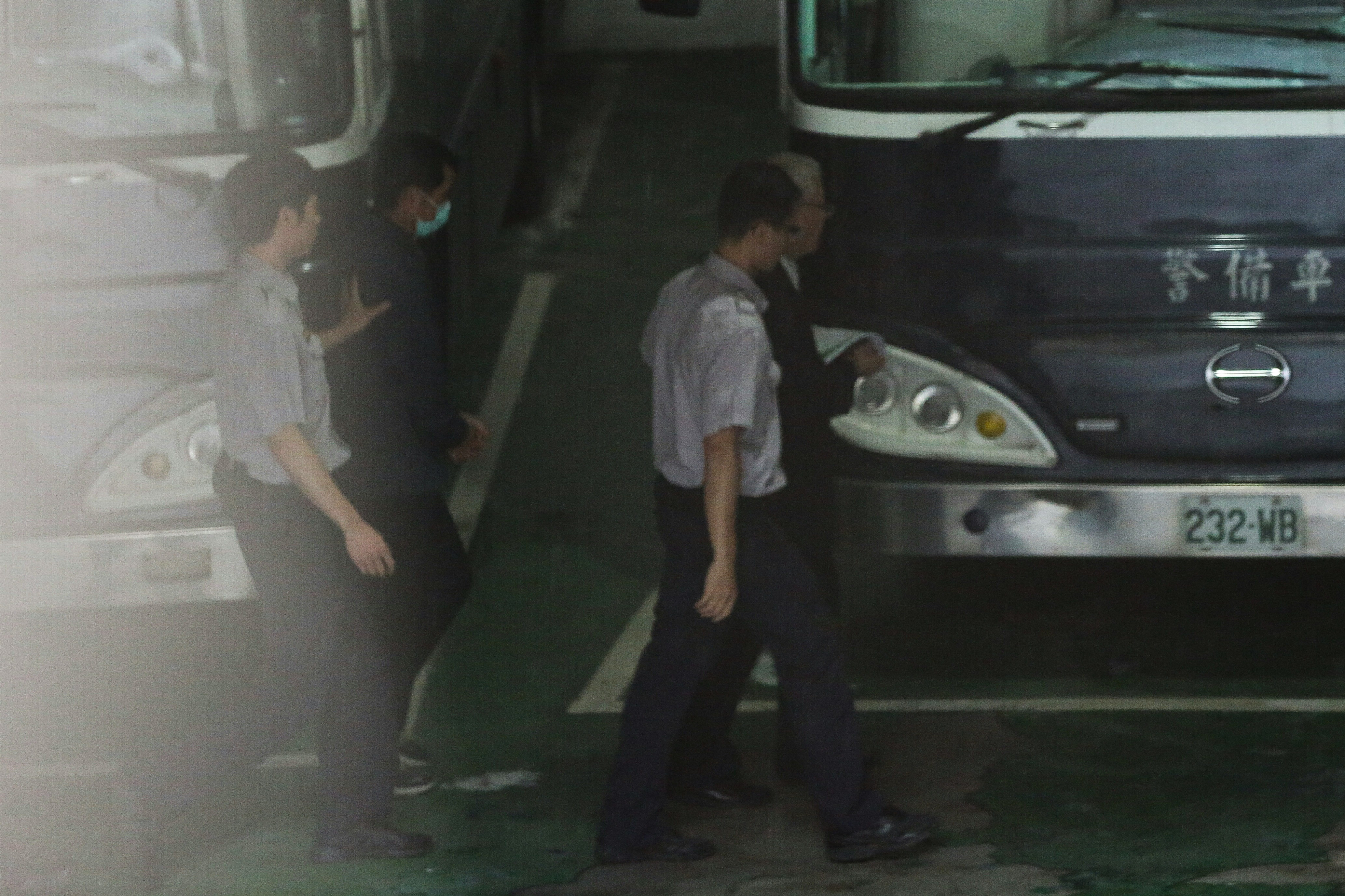 永豐金負責人何壽川涉嫌自2009年利用集團旗下公司違法放款逾50億，遭羈押禁見後步上囚車。