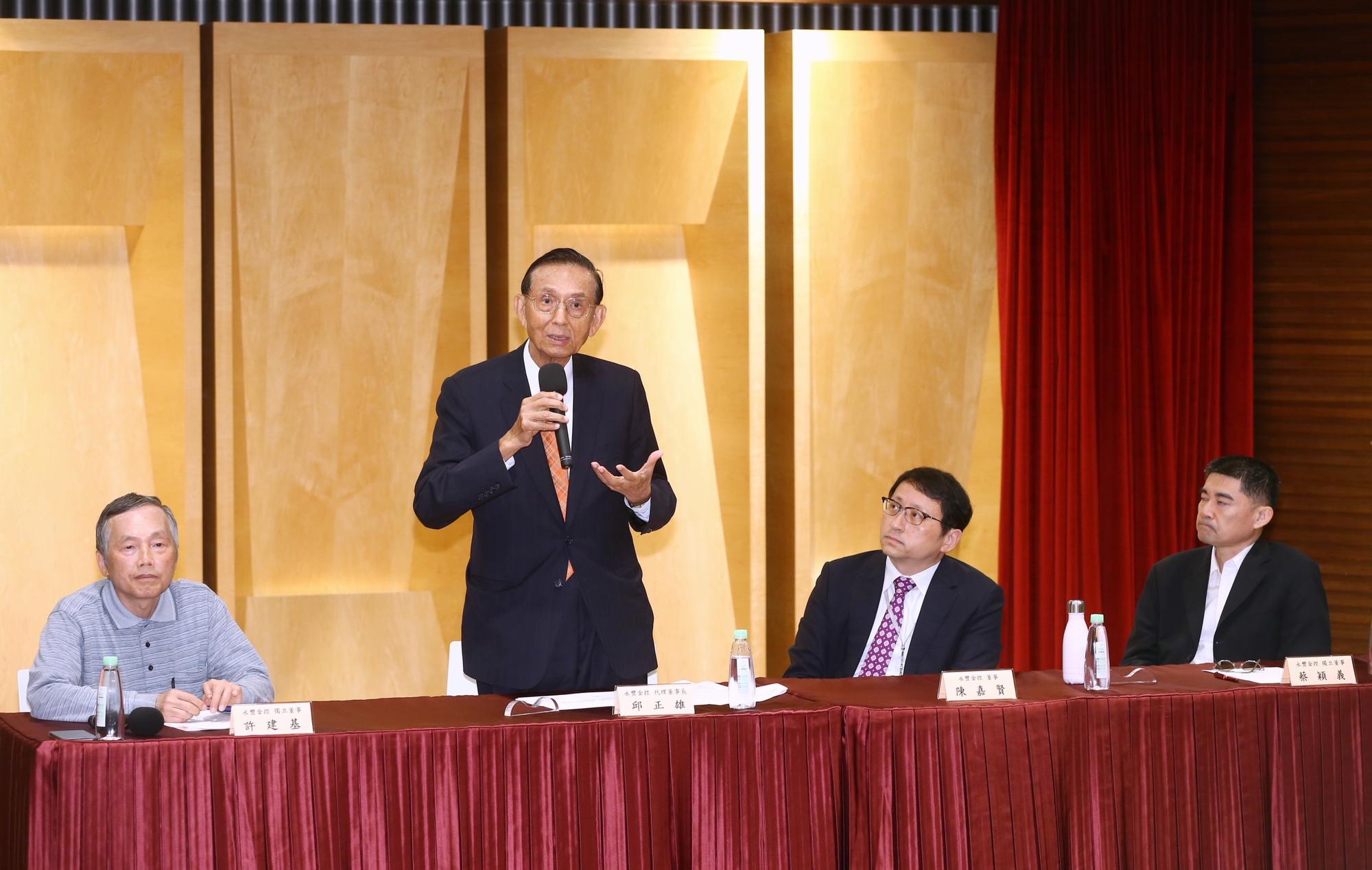 永豐金控董事長何壽川遭收押後，由現年75歲的邱正雄（左二）代理董事長，臨危受命救火。