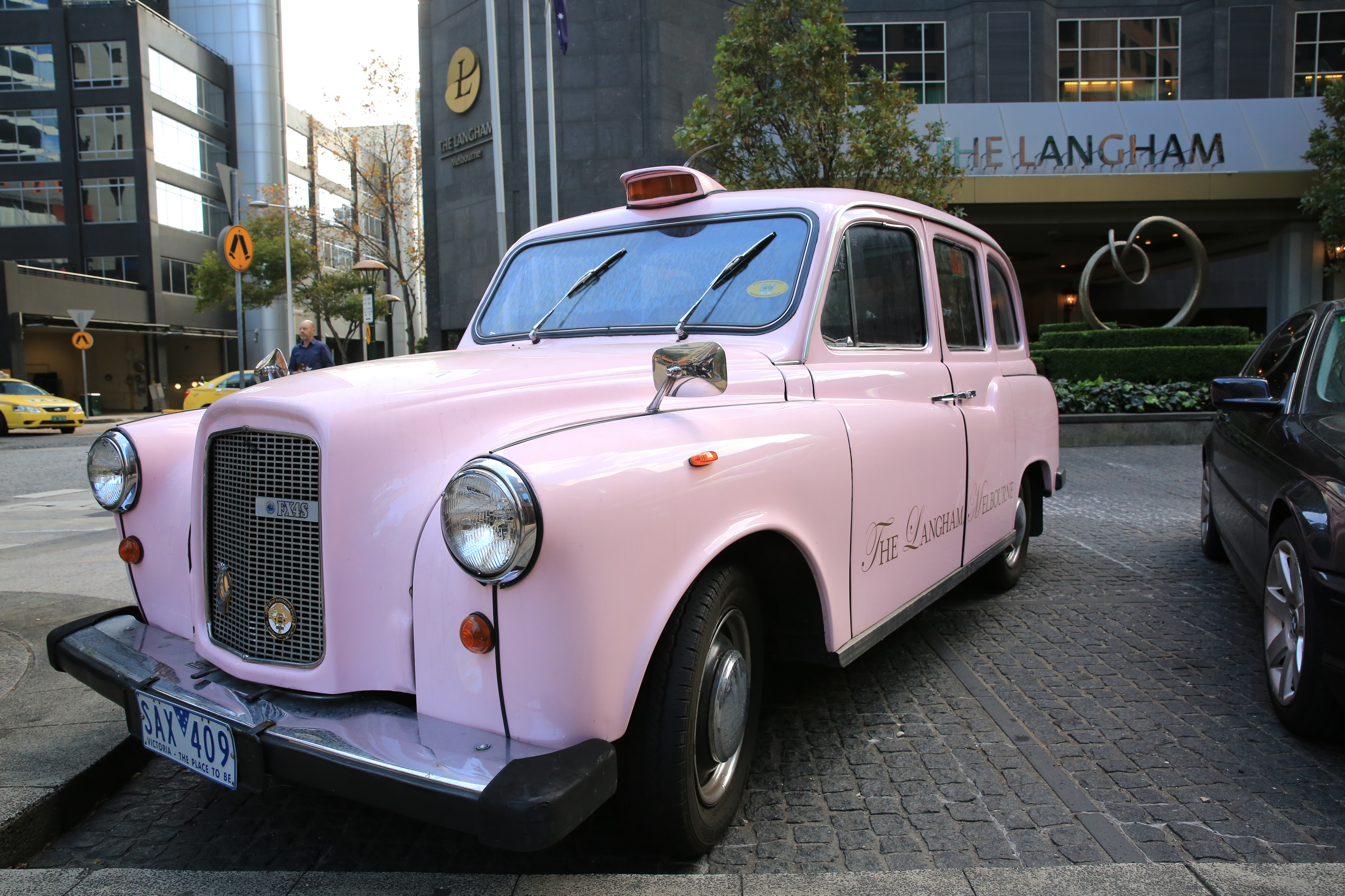 墨爾本朗廷酒店的這台古董車，也被塗裝成粉紅色，真是可愛到嫑嫑的。