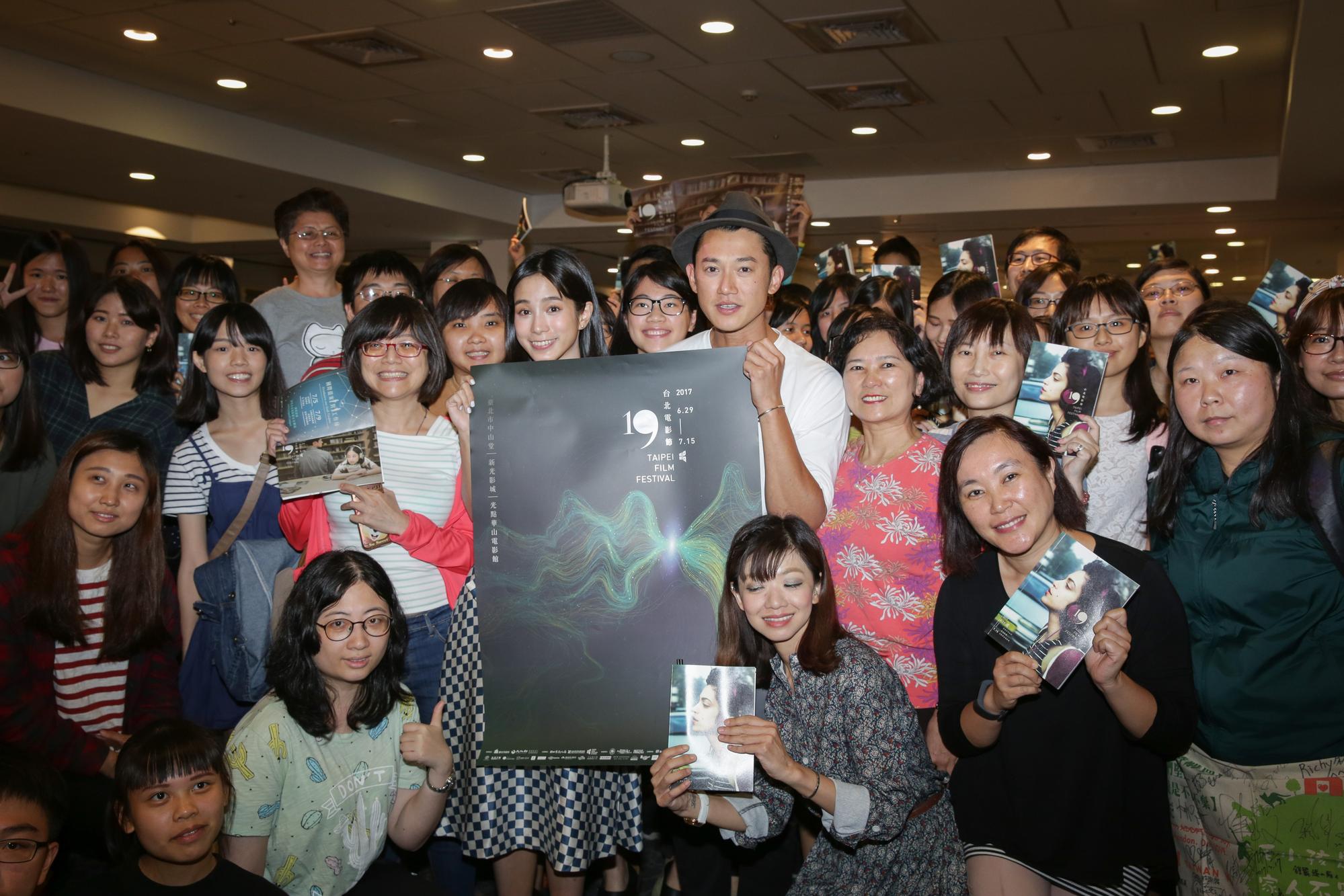 星光對談講座成功，與爆滿的粉絲合照。