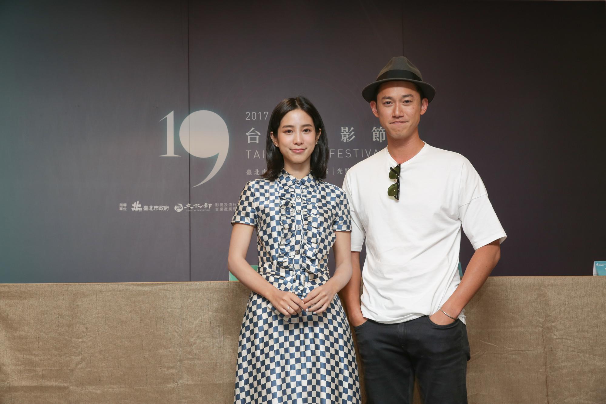 溫貞菱、吳慷仁擔任本屆台北電影節大使，兩人手上都拿到的觀影證，打算要把電影都看完。