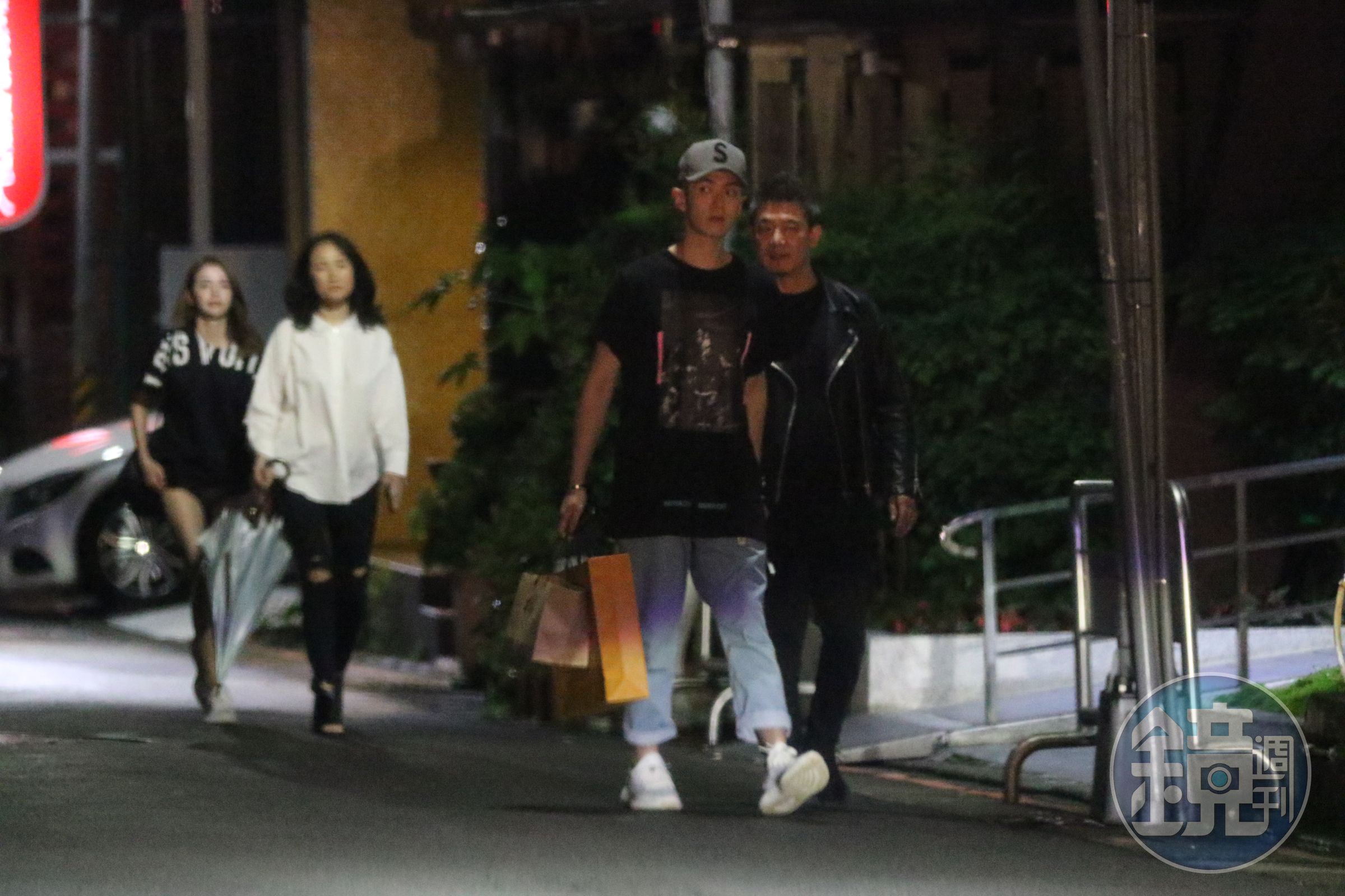 柯震東（前）與柯爸（右1）、柯媽（左2）與女友李毓芬（左1）在私人會所用餐慶生後，一起散步回家。