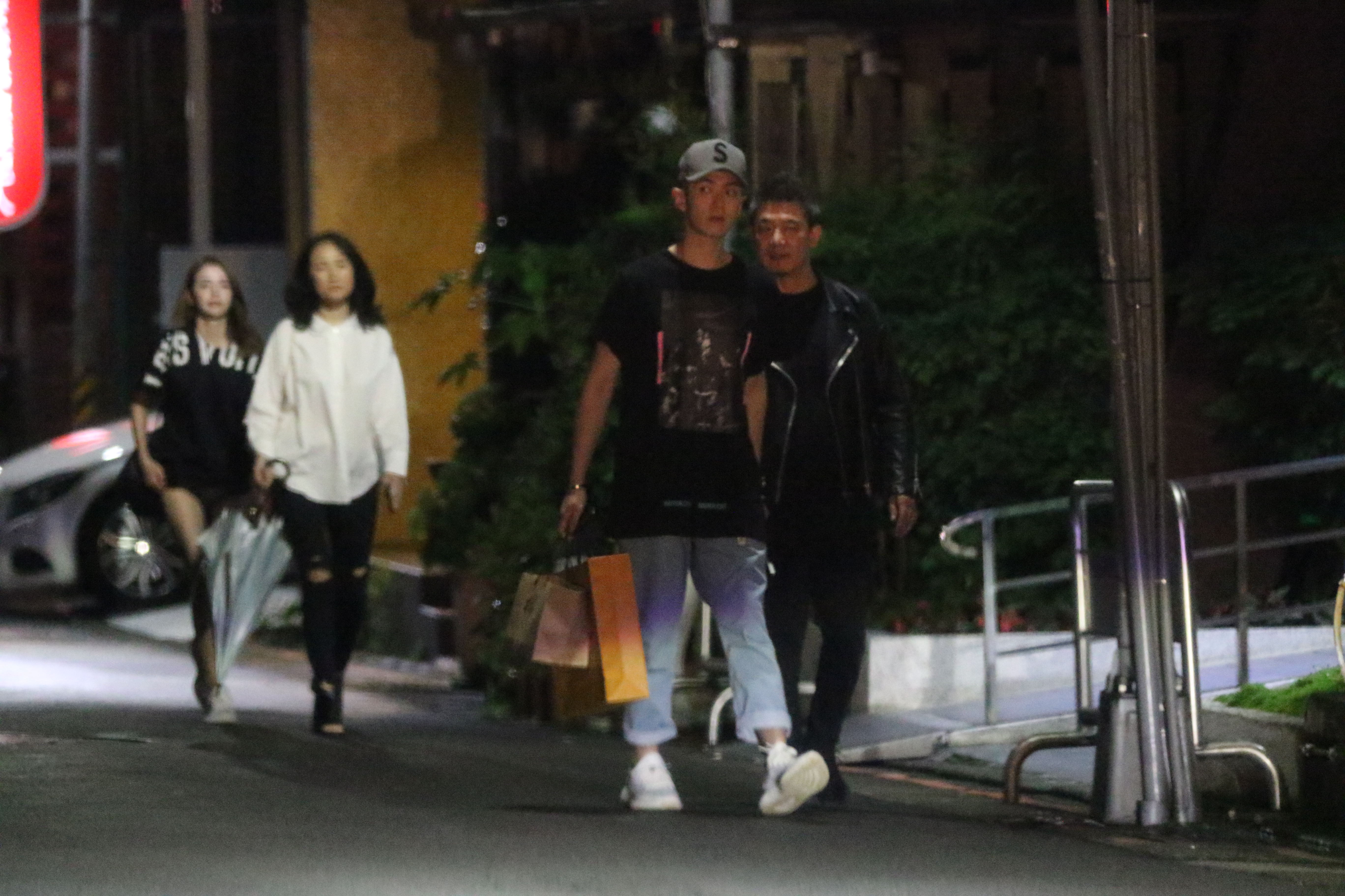 柯震東（前）與柯爸（右1）、柯媽（左2）與女友李毓芬（左1）在私人會所用餐慶生後，一起散步回家。