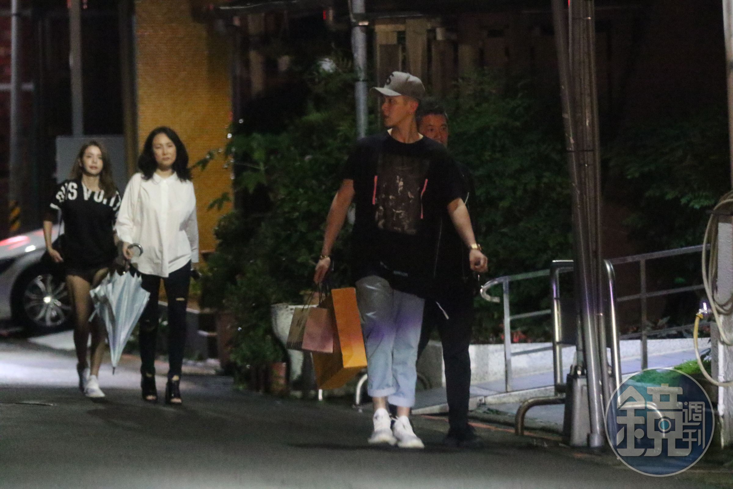 柯震東與李毓芬裝扮輕便，柯爸柯媽則是皮外套與破褲上身，時尚潮味不輸陣。
