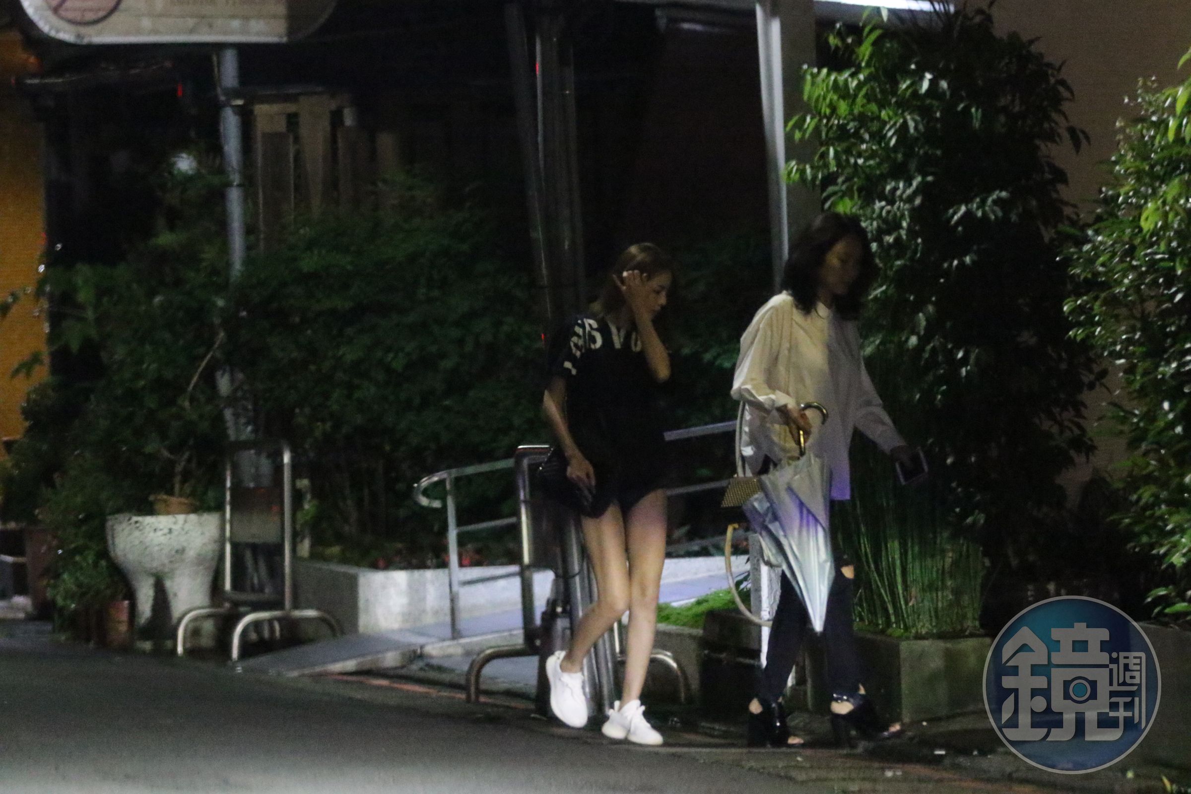 李毓芬與柯媽一起進入柯家的酒吧。