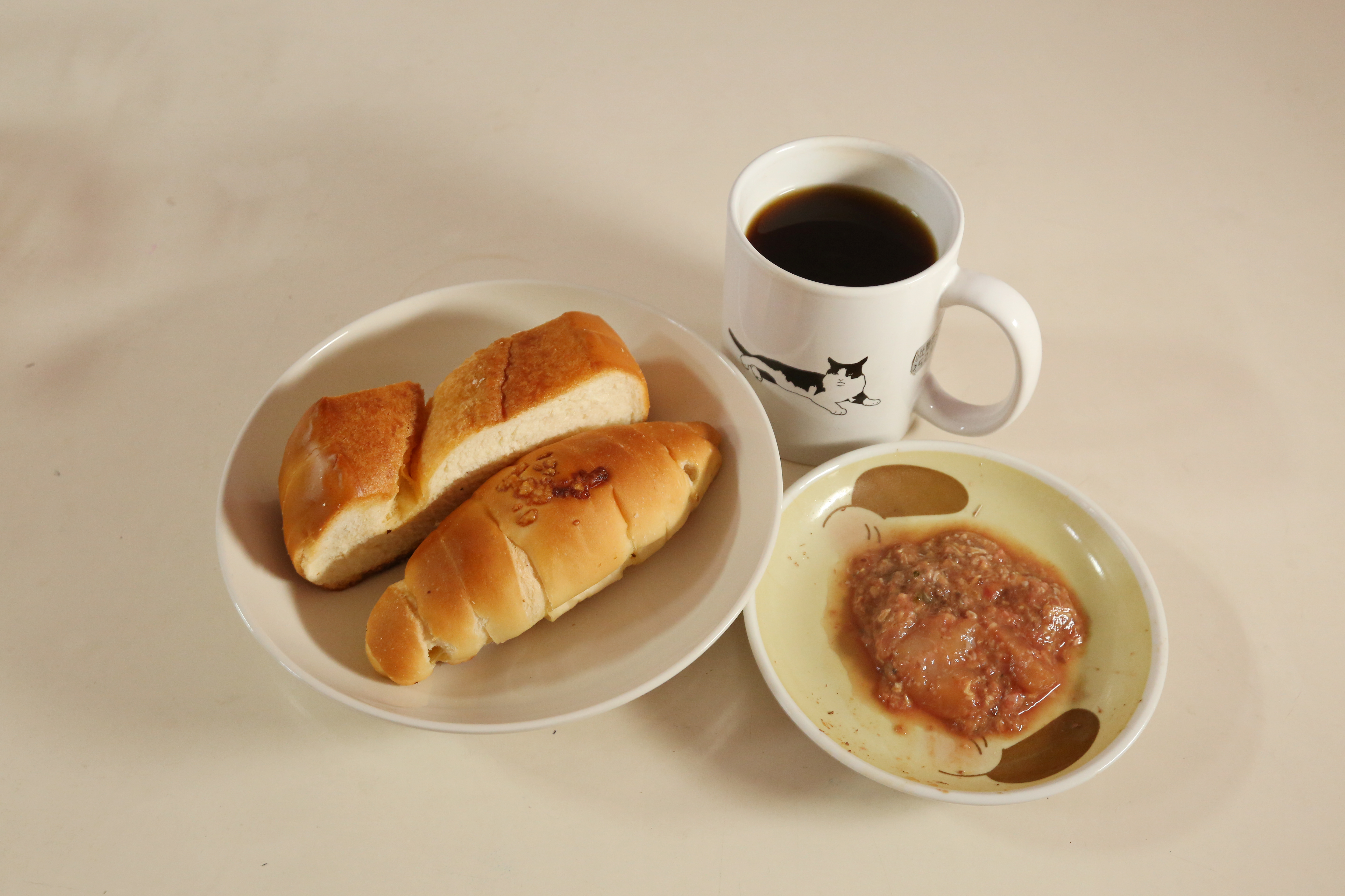 謝凱特物質欲望很低，幾乎把所有的心力花在貓上。