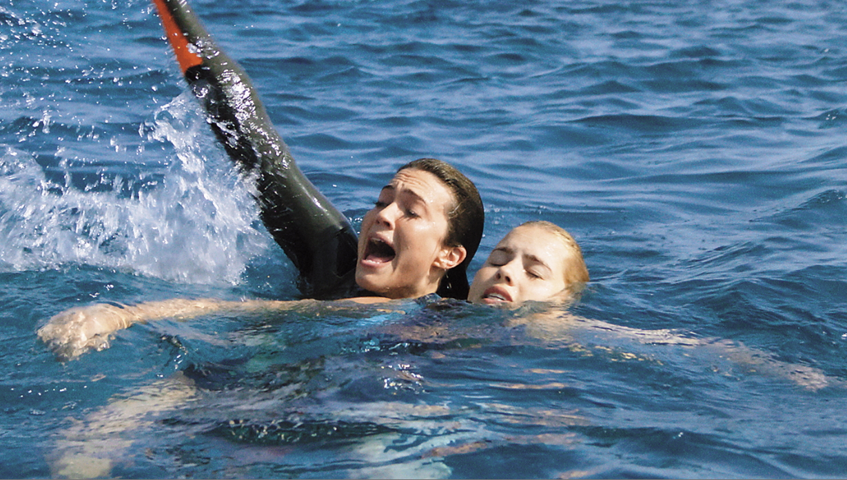 《深海鯊機》以熱門的搭籠賞鯊觀光行程，讓兩位女主角困在海底，展開刺激的劇情。 