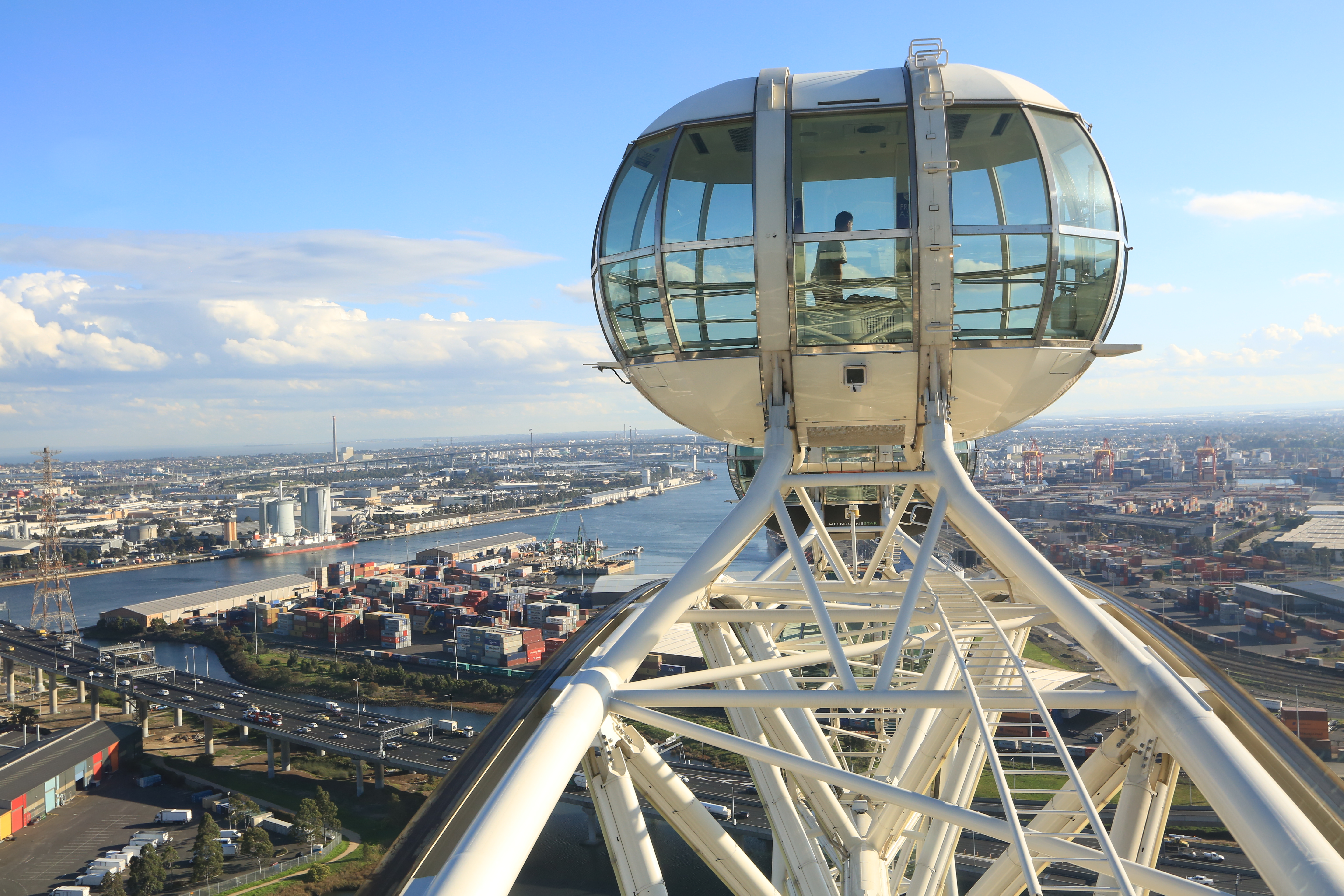 升到最高處約120公尺的「墨爾本之星觀景輪」是城市地標，天際線盡收眼底。