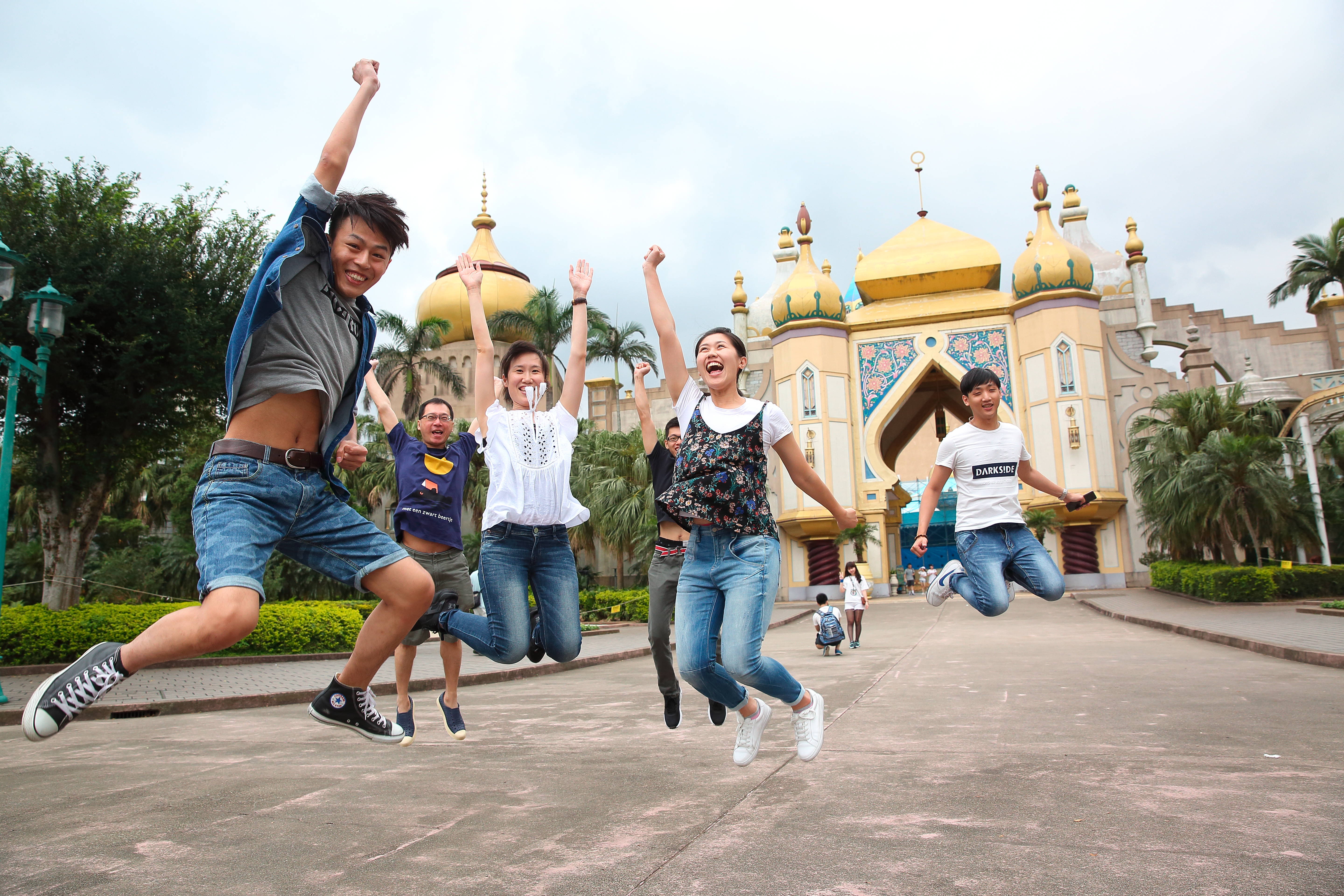 想要省下六福村將近1,000元的門票，網友分享撇步，可買六福旅遊集團（2705）的股票1股，用當天股價約8元加20元手續費，在股東會當天就能免費入場。