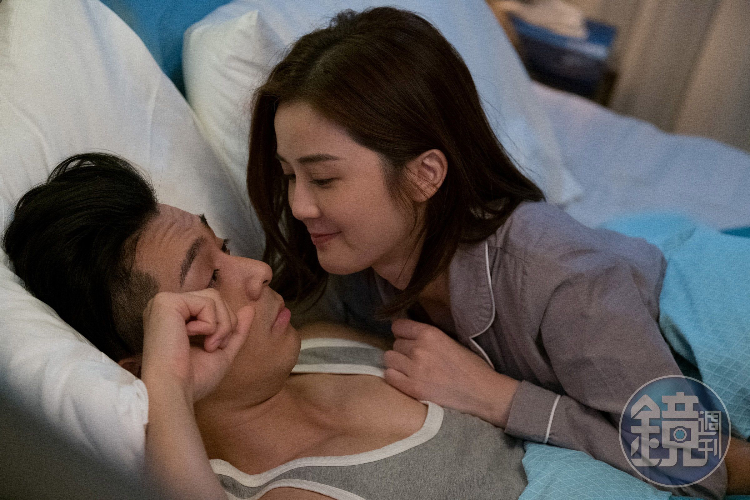 蔡卓妍先前在《雛妓》展現出越來越純熟的演技，如今她再度與導演邱禮濤合作《原諒他77次》，片中和周柏豪演出交往10多年的情侶。