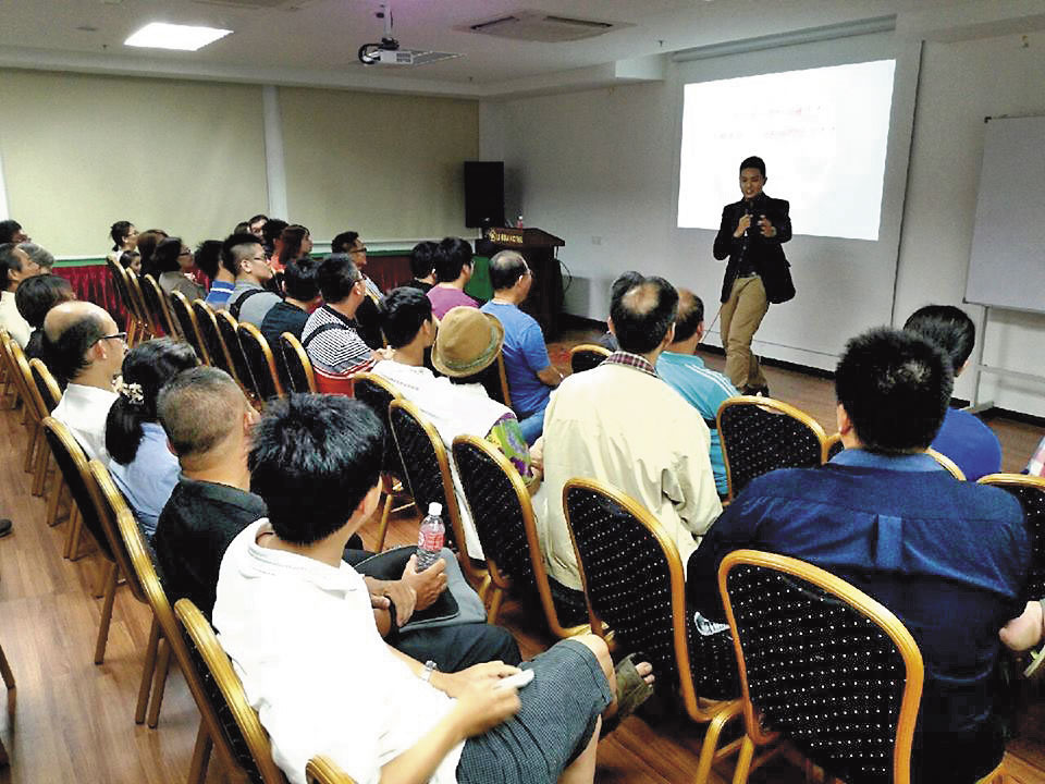 外匯青年軍到處辦座談會，打著每次保證獲利5至10％、1年還本的口號，大肆吸金。（翻攝自網路）