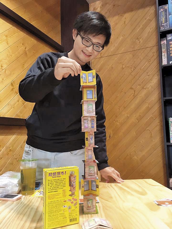 黃華山兒子黃鈞彥是詐騙集團「外匯青年軍」區長,老爸還為他邀請集團成員到課堂向學生演講。(翻攝自黃鈞彥臉書)