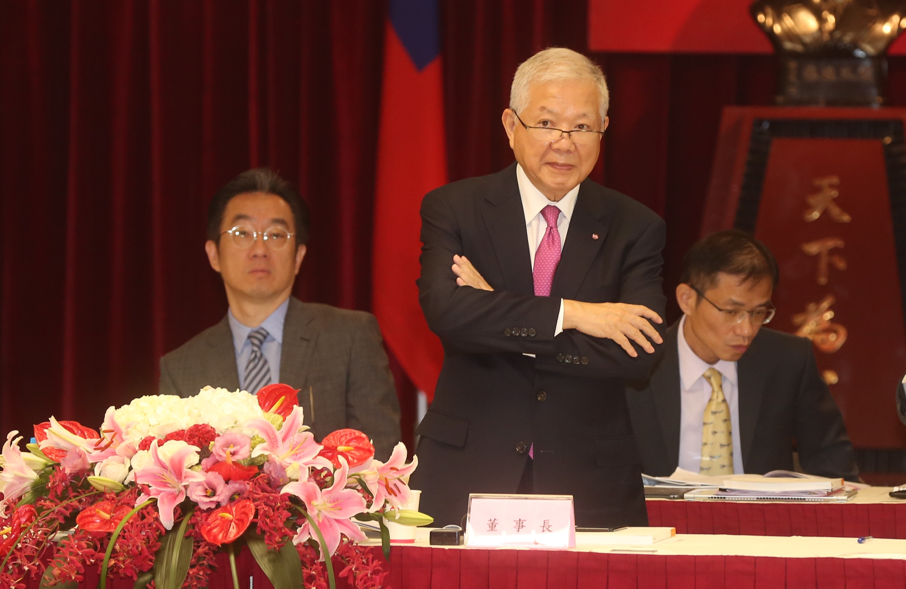 永豐金控董事長何壽川因未申報利害關係人、違反銀行法等缺失，遭金管會解除職務。