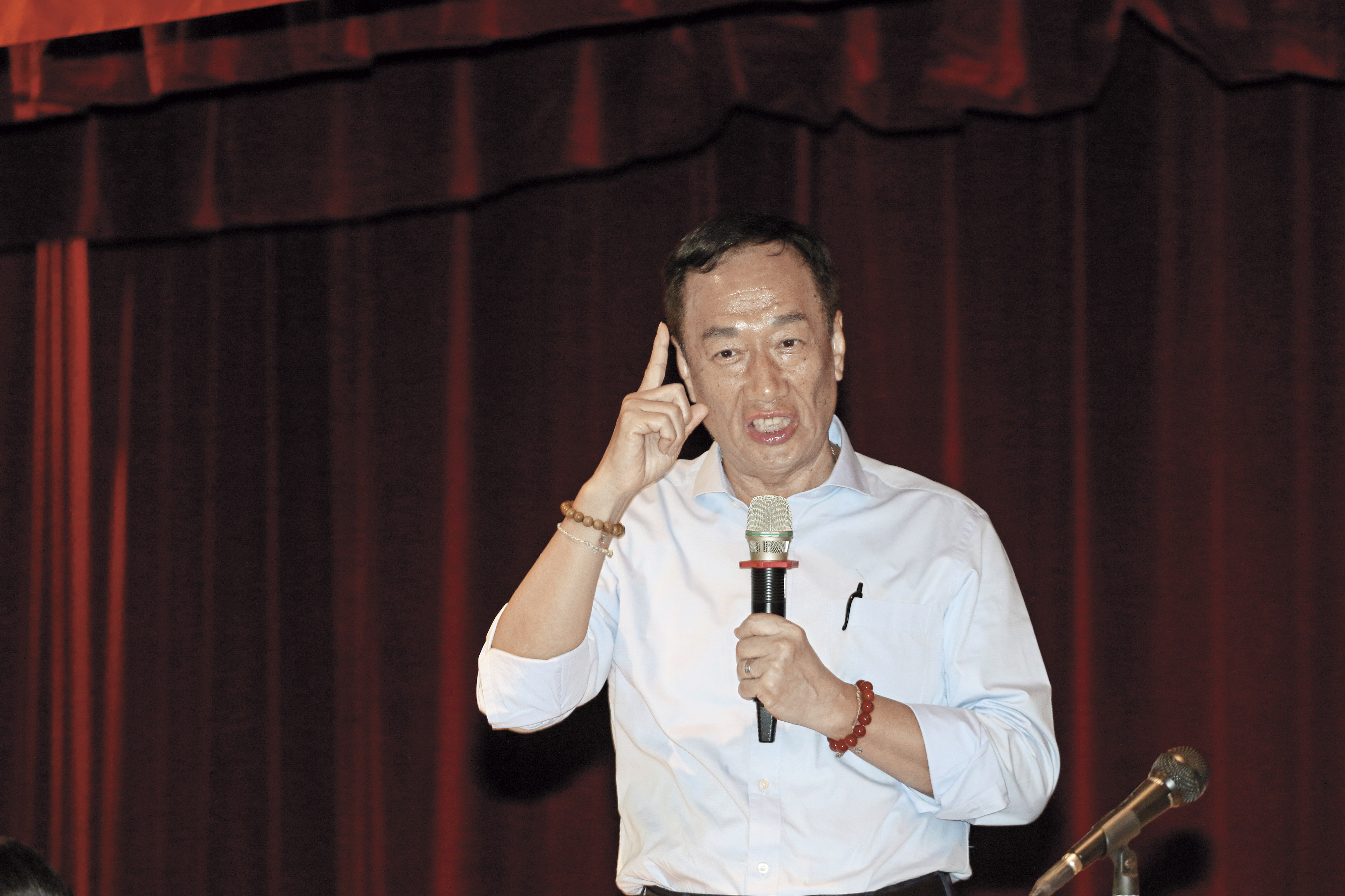 郭台銘的高調斥責，若非管不住自己嘴巴，就是藉激情演出掩飾失敗的困窘，對鴻海集團都沒有好處。