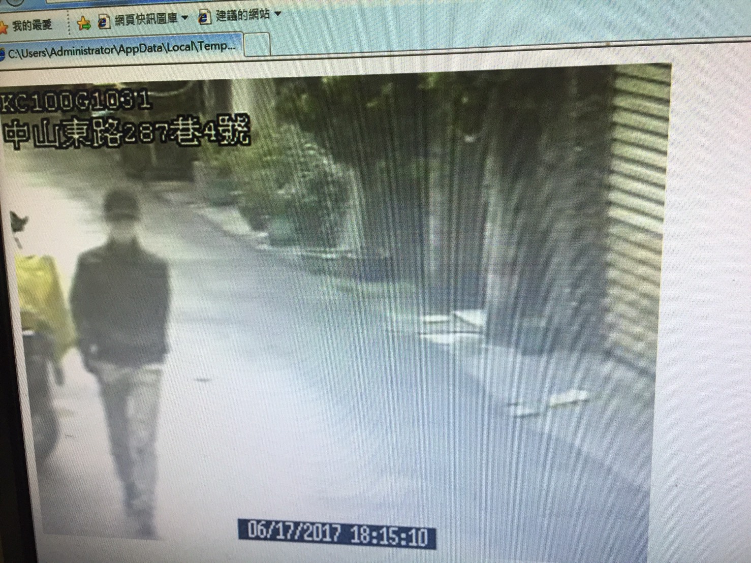 警方調閱監視器，鎖定嫌犯犯案後離去身影。