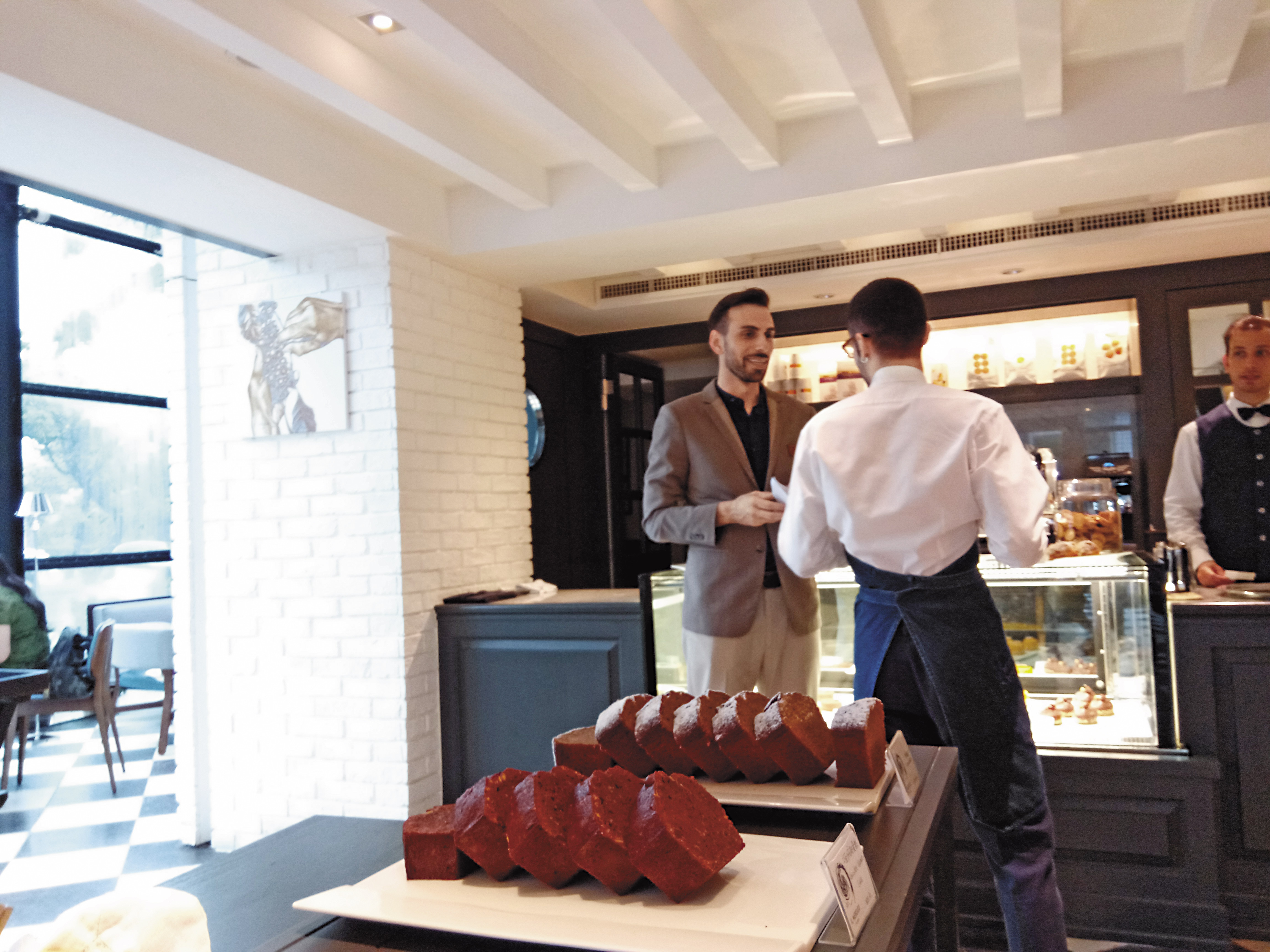 iL Mercato餐廳爆出歧視台人與違建爭議，總監Fabio（左）仍常在店內接待客人。