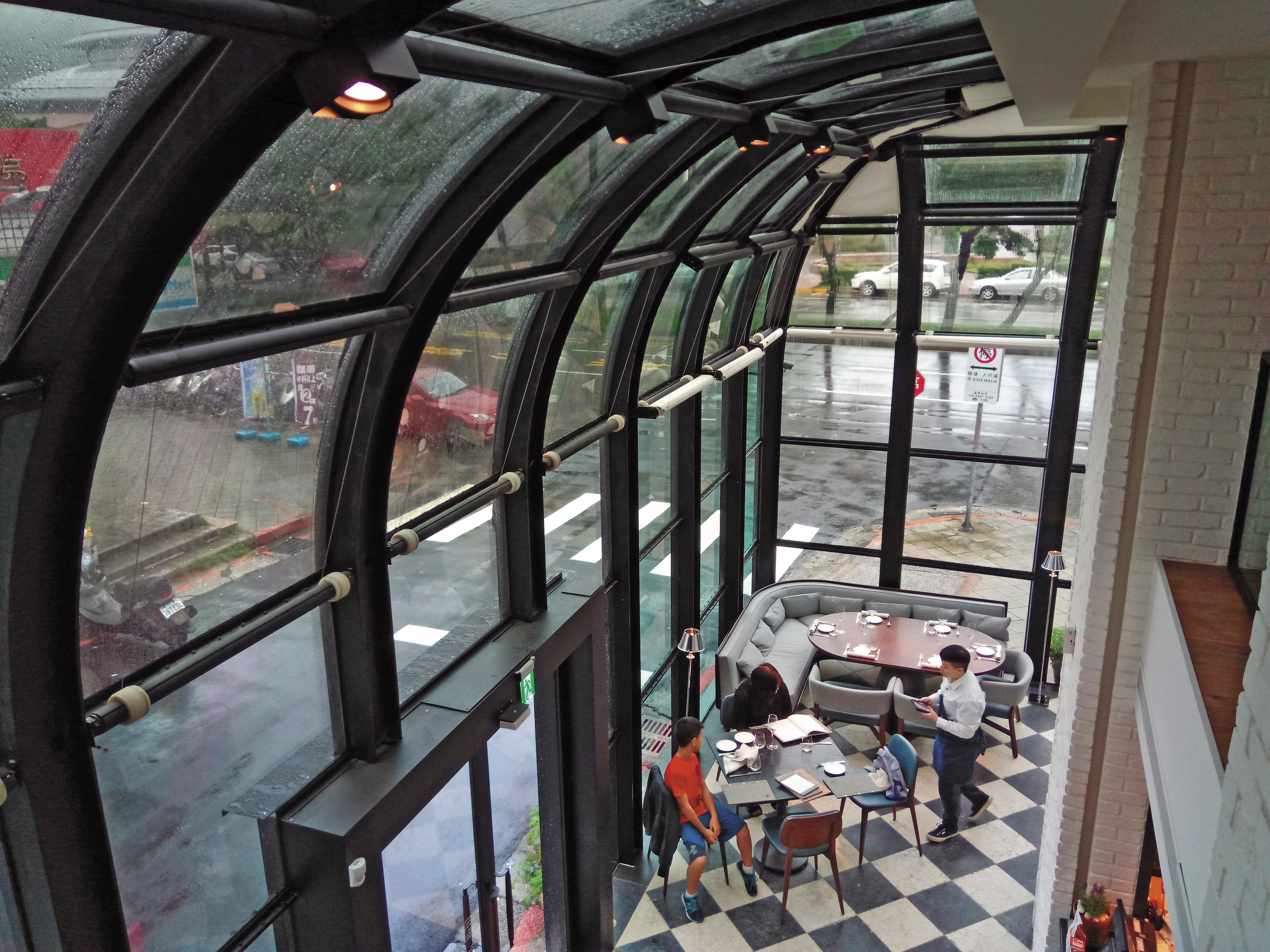 iL Mercato餐廳占用法定空地,玻璃帷幕部分依法必須全部拆除。