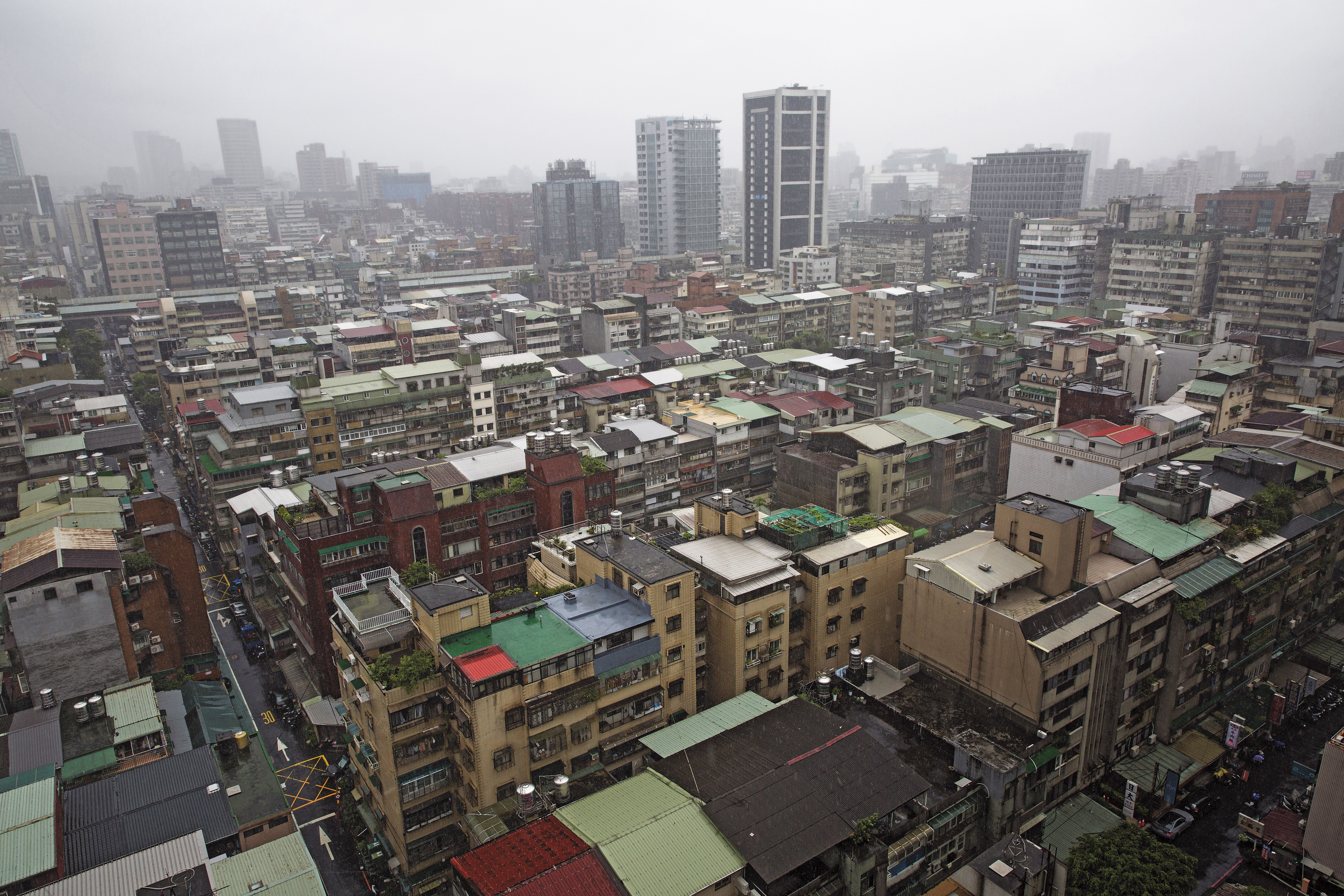 台北市的違建數量多達27,000多件,放眼望去滿是違建加蓋。