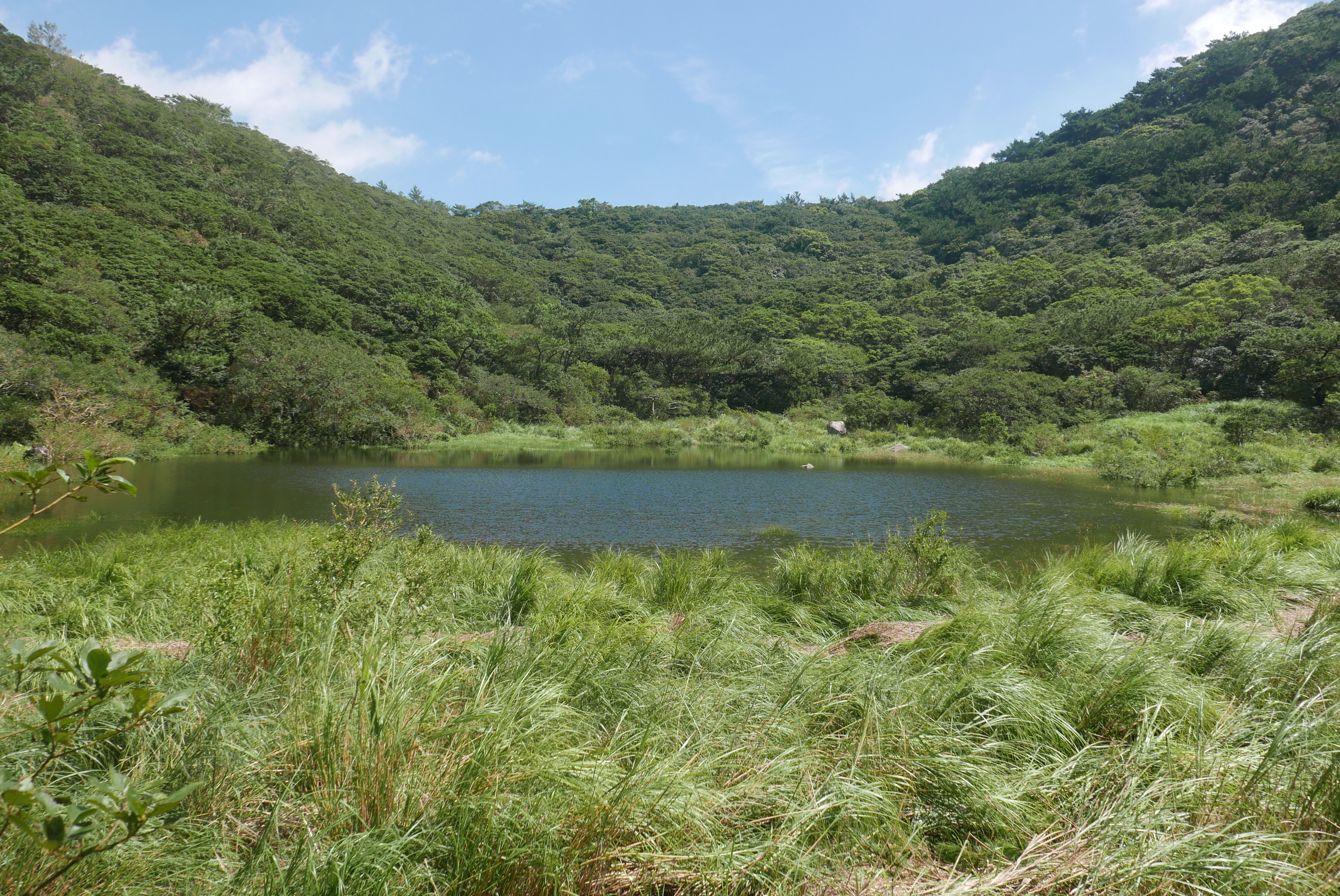 「向天池」為火山口湖，大雨後才呈現有水的面貌。
