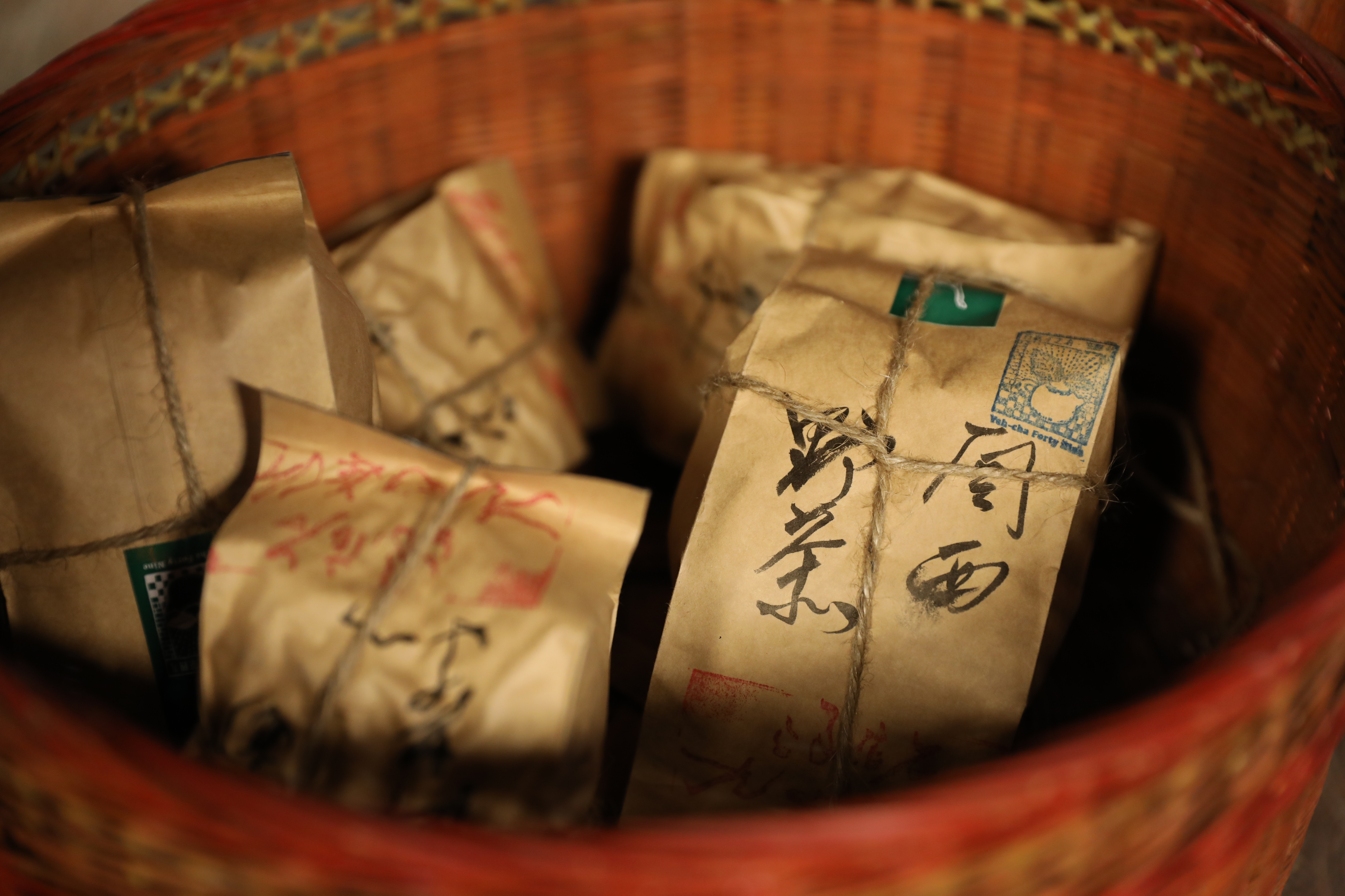 自家栽種的「野茶」，每一包由賴哥親手題字。