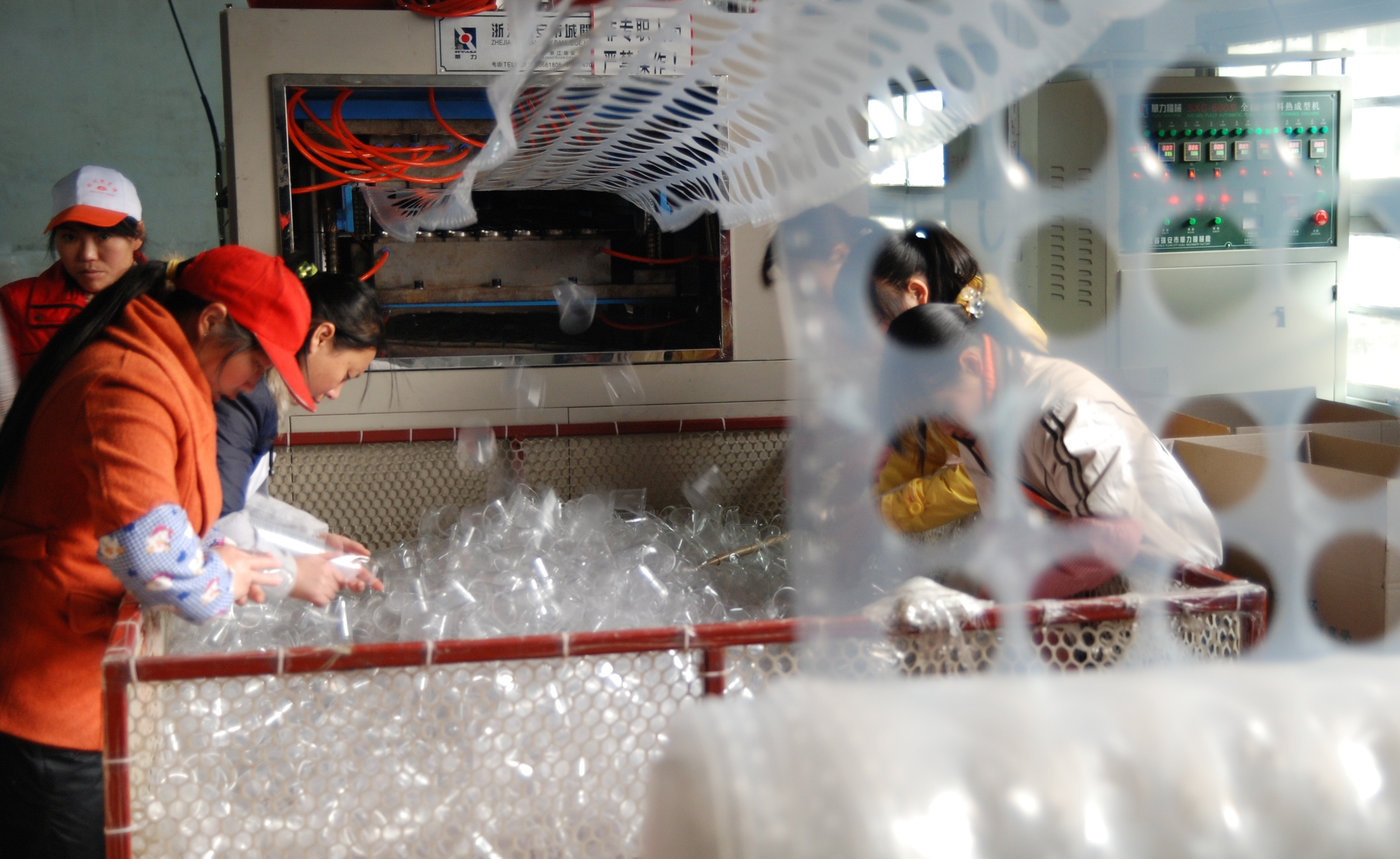返鄉的湖北農民工在塑膠工廠忙碌工作，中國為全球最大塑膠品生產國。（東方IC）